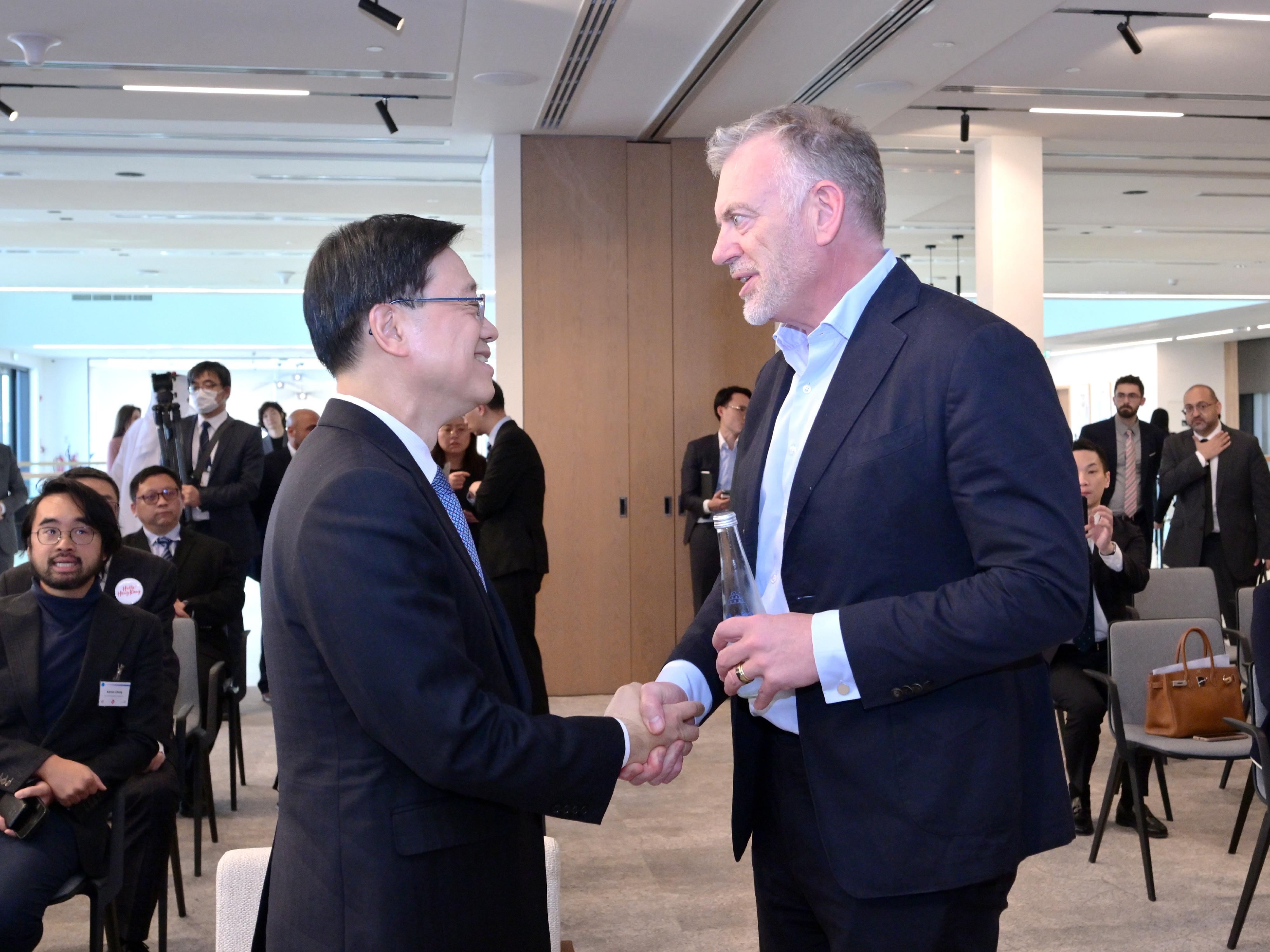 The Chief Executive, Mr John Lee, visited Aldar Properties PJSC in Abu Dhabi, the United Arab Emirates today (February 7, Abu Dhabi time). Photo shows the Chief Executive Officer of ALDAR Development PJSC, Mr Jonathan Emery (right), greeting Mr Lee (left).