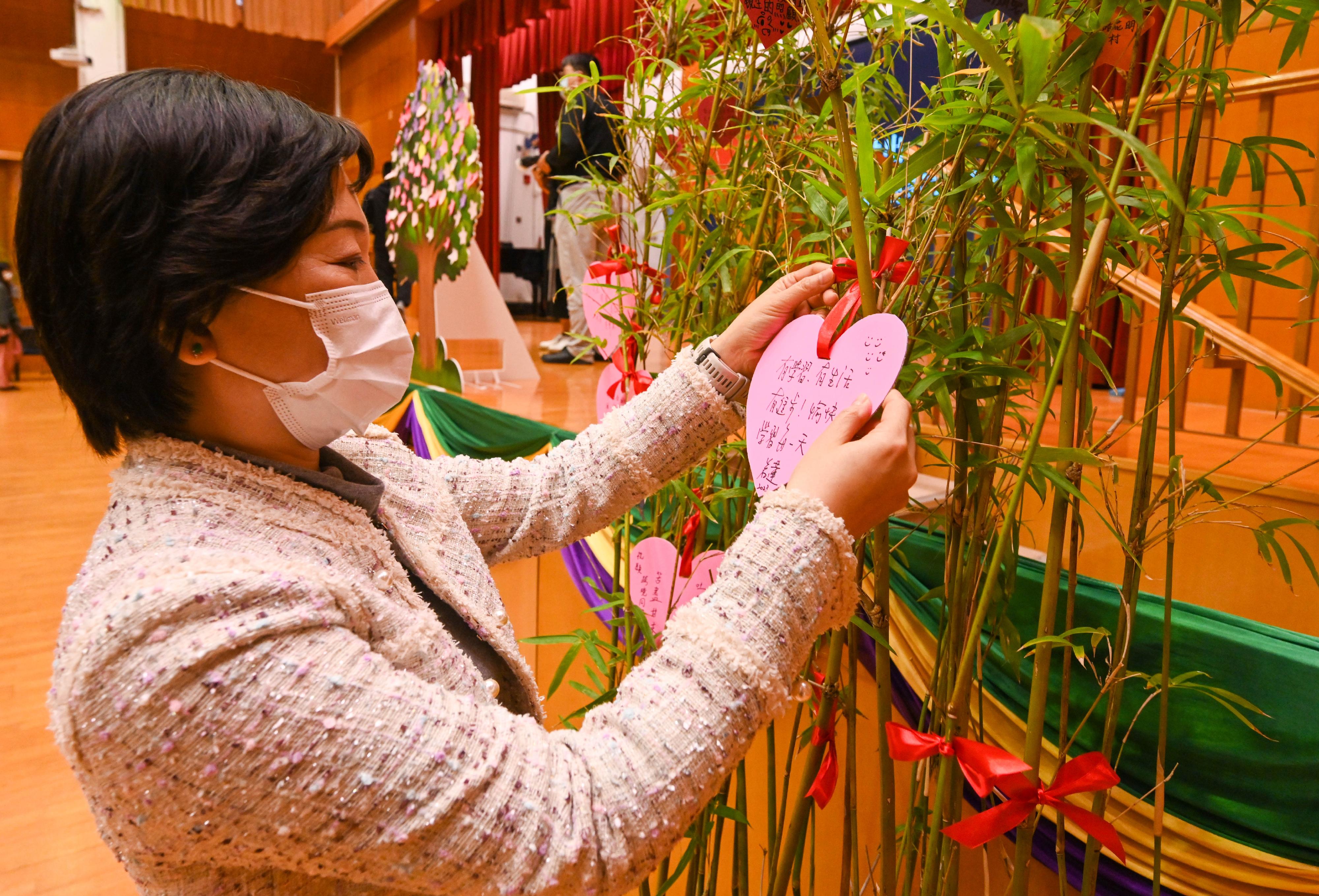 The Secretary for Education, Dr Choi Yuk-lin, visited the Shun Tak Fraternal Association Yung Yau College in Tin Shui Wai this morning (February 8) to learn about the arrangements of class resumption for cross-boundary students. Photo shows Dr Choi hanging a message card on a wishing tree to convey greetings and blessings to the students.
