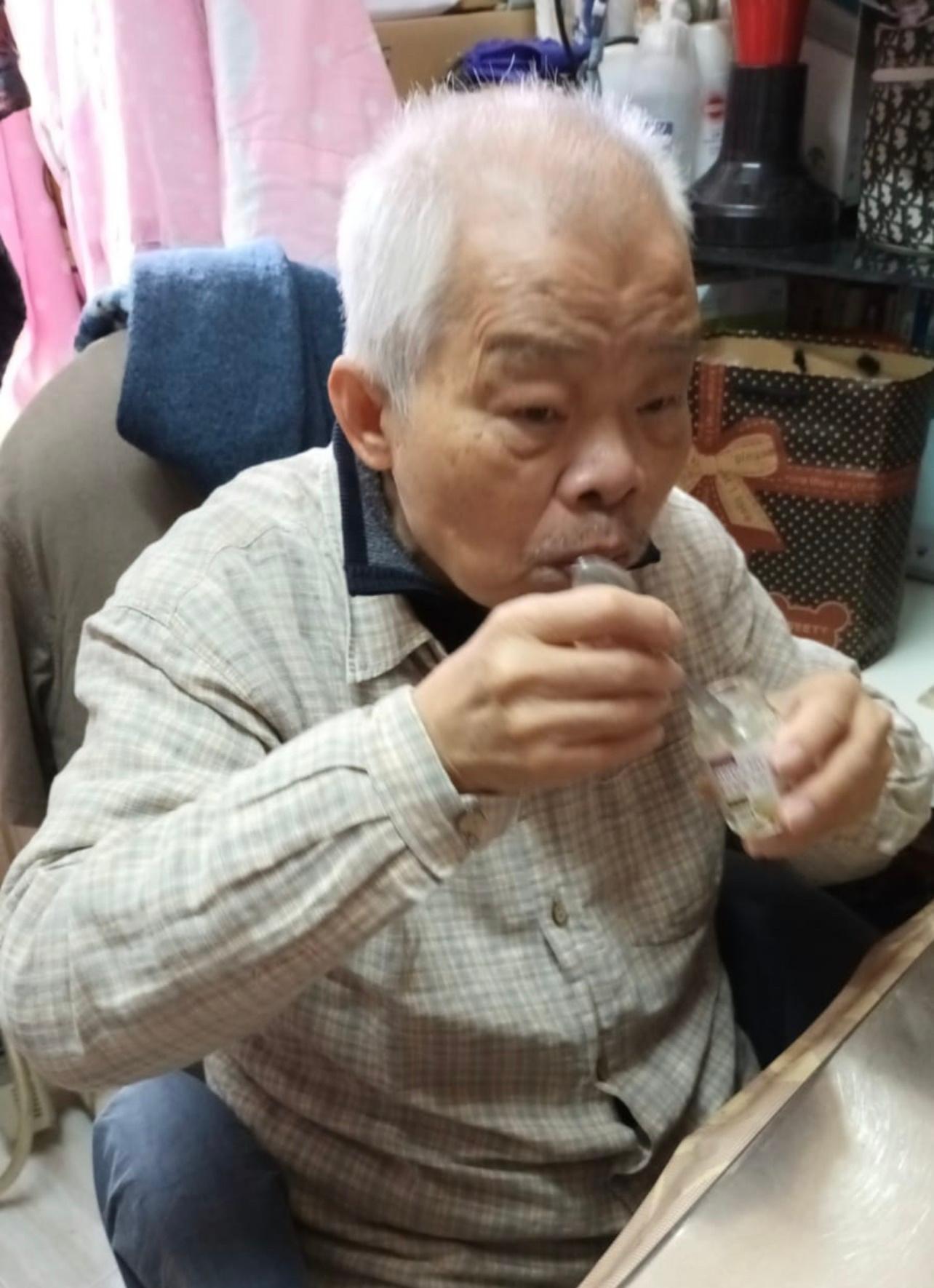 Cheung Ka-ming, aged 77, is about 1.7 metres tall, 63 kilograms in weight and of medium build. He has a round face with yellow complexion and short white hair. He was last seen wearing a light-coloured plaid shirt, black trousers and black shoes.