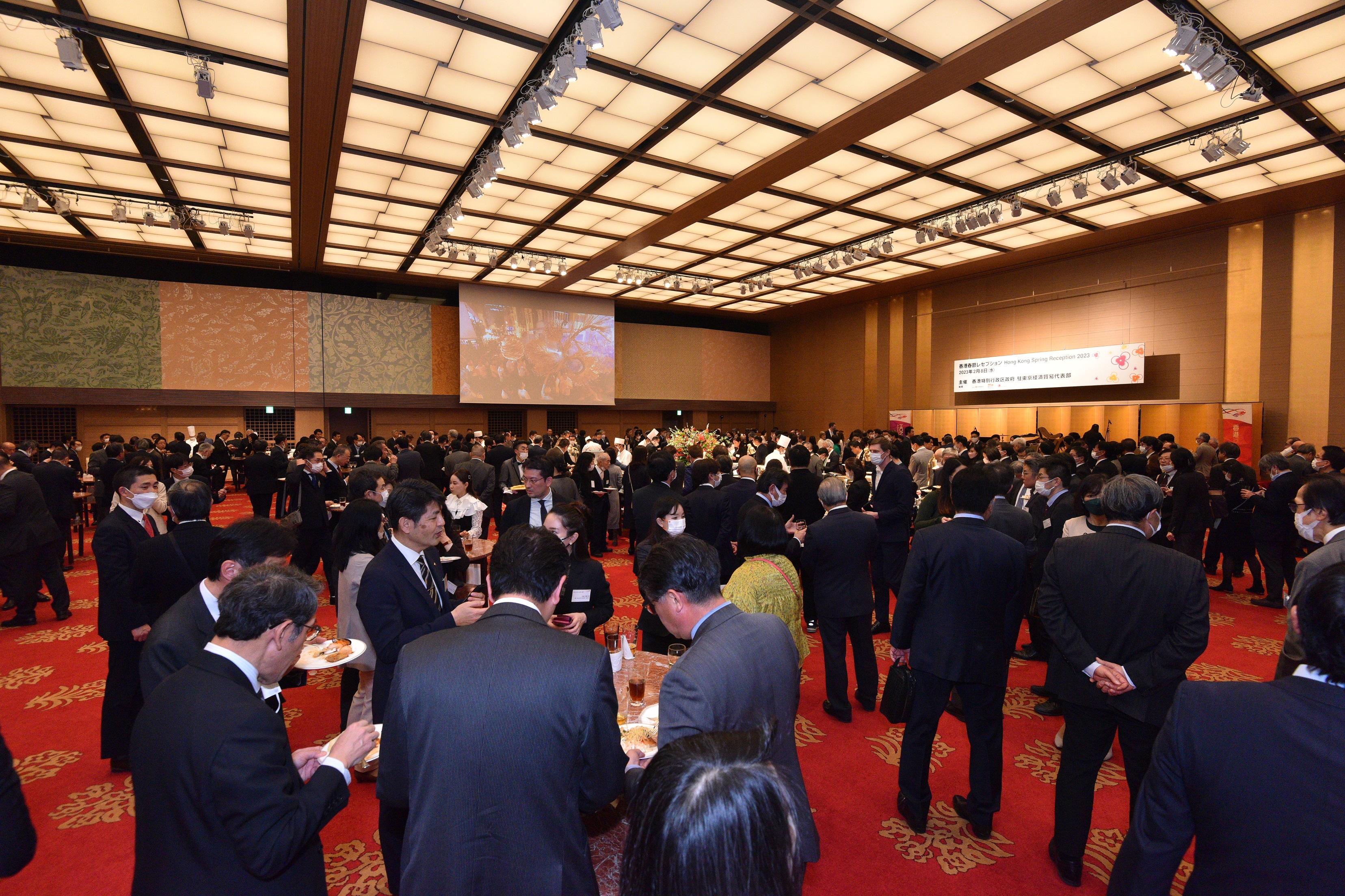 About 400 guests attended the spring reception held by the Hong Kong Economic and Trade Office (Tokyo) today (February 8).