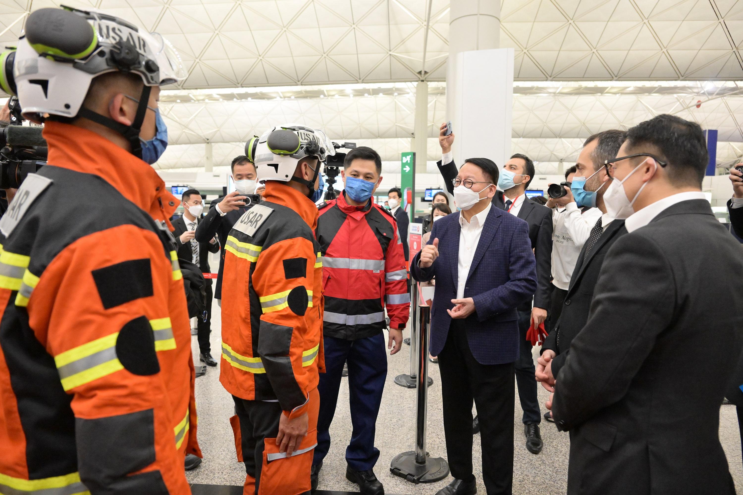 The Hong Kong Special Administrative Region (HKSAR) Government sent a 59-strong search and rescue team to the quake-stricken areas in Türkiye tonight (February 8) to assist in the search and rescue work. Photo shows (from right) the Secretary for Security, Mr Tang Ping-keung; the Consul General of Türkiye in Hong Kong, Mr Peyami Kalyoncu; the Acting Chief Executive, Mr Chan Kwok-ki; and the Director of Fire Services, Mr Andy Yeung, talking with the HKSAR search and rescue team.