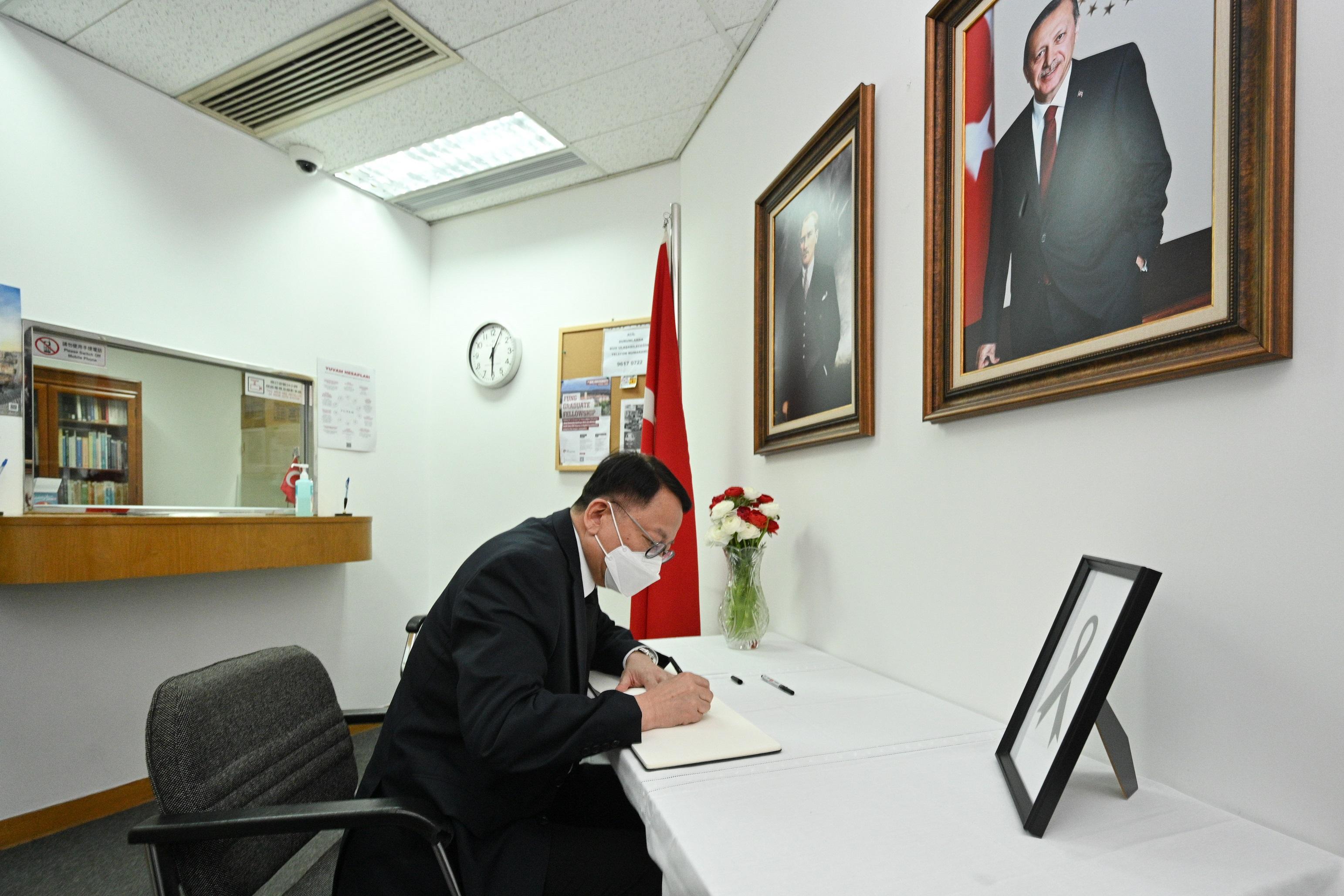 The Acting Chief Executive, Mr Chan Kwok-ki, visited the Turkish Consulate General in Hong Kong this afternoon (February 8). On behalf of the Government of the Hong Kong Special Administrative Region and the people of Hong Kong, he signed the condolence book to express the deepest condolences to the victims of the devastating earthquakes in Türkiye and Syria that occurred early this week and extend sincere sympathies to the bereaved families and the affected. 