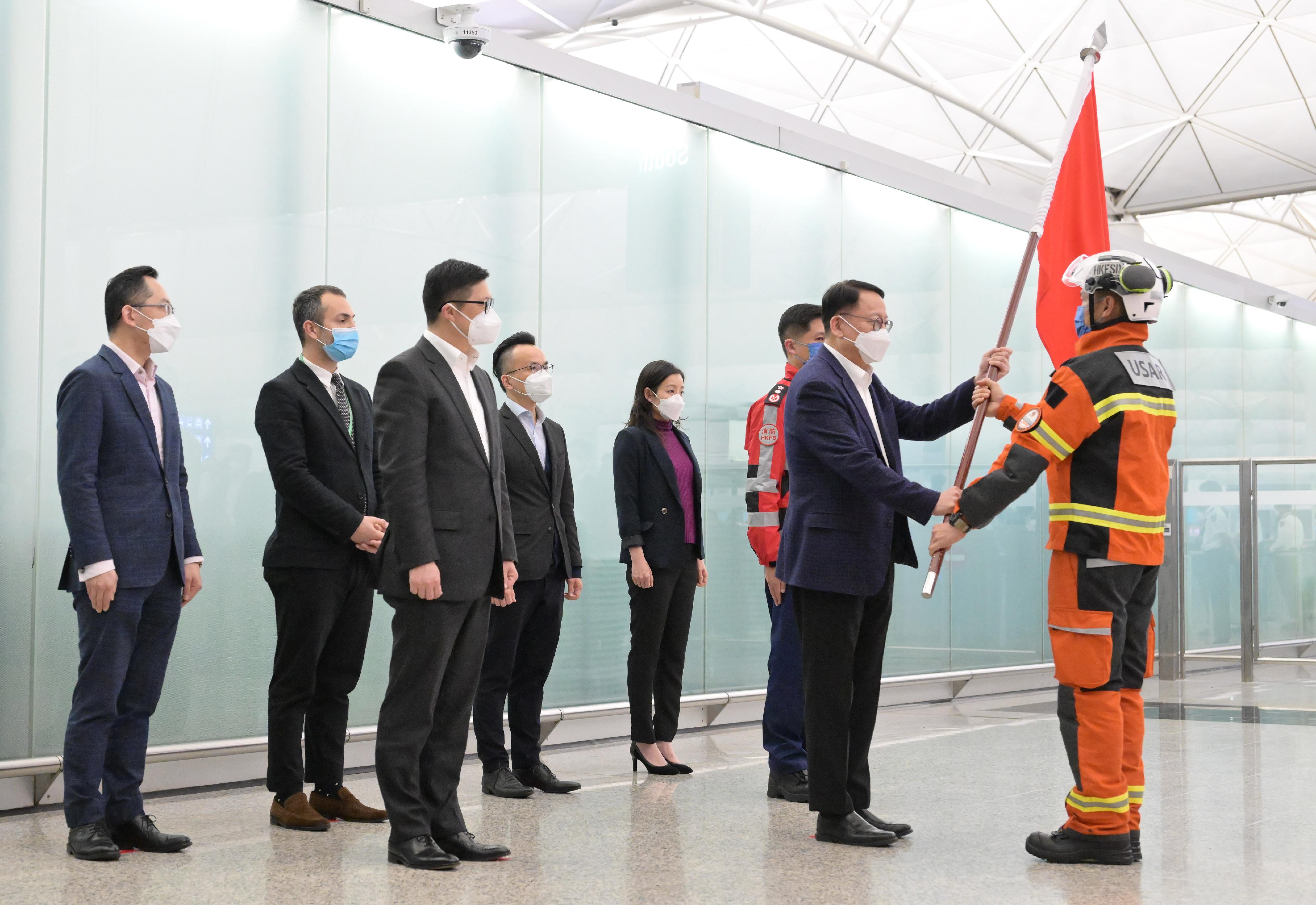 The Hong Kong Special Administrative Region (HKSAR) Government sent a 59-strong search and rescue team to the quake-stricken areas in Türkiye tonight (February 8) to assist in the search and rescue work. Photo shows the Acting Chief Executive, Mr Chan Kwok-ki (second right) presenting the flag to the representative of the HKSAR search and rescue team.