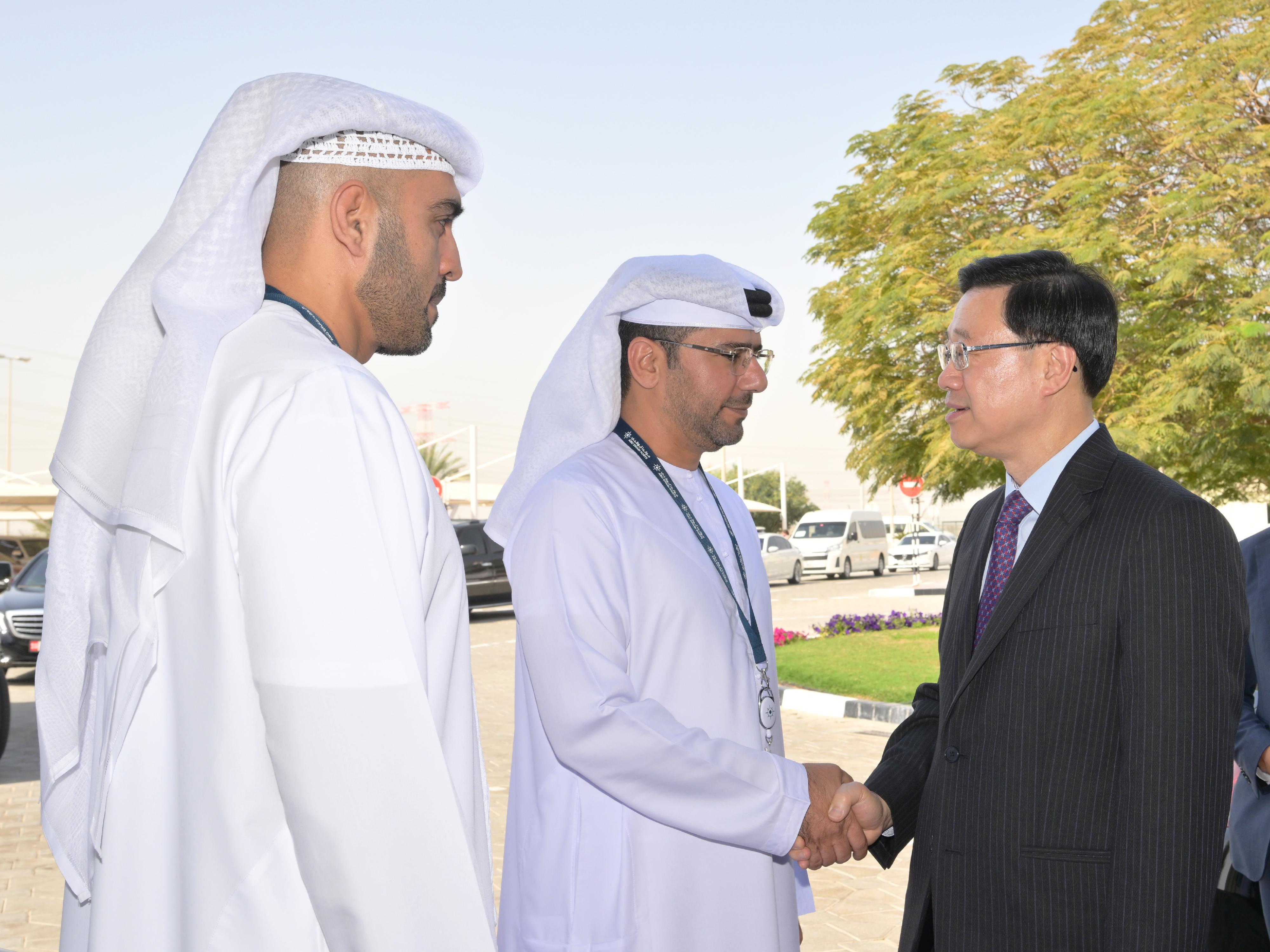 行政長官李家超今日（阿布扎比時間二月八日）在阿拉伯聯合酋長國阿布扎比到訪阿布扎比港務局。圖示阿布扎比港務局行政總裁Mohamed Juma Al Shamisi（中）歡迎李家超（右）到訪。