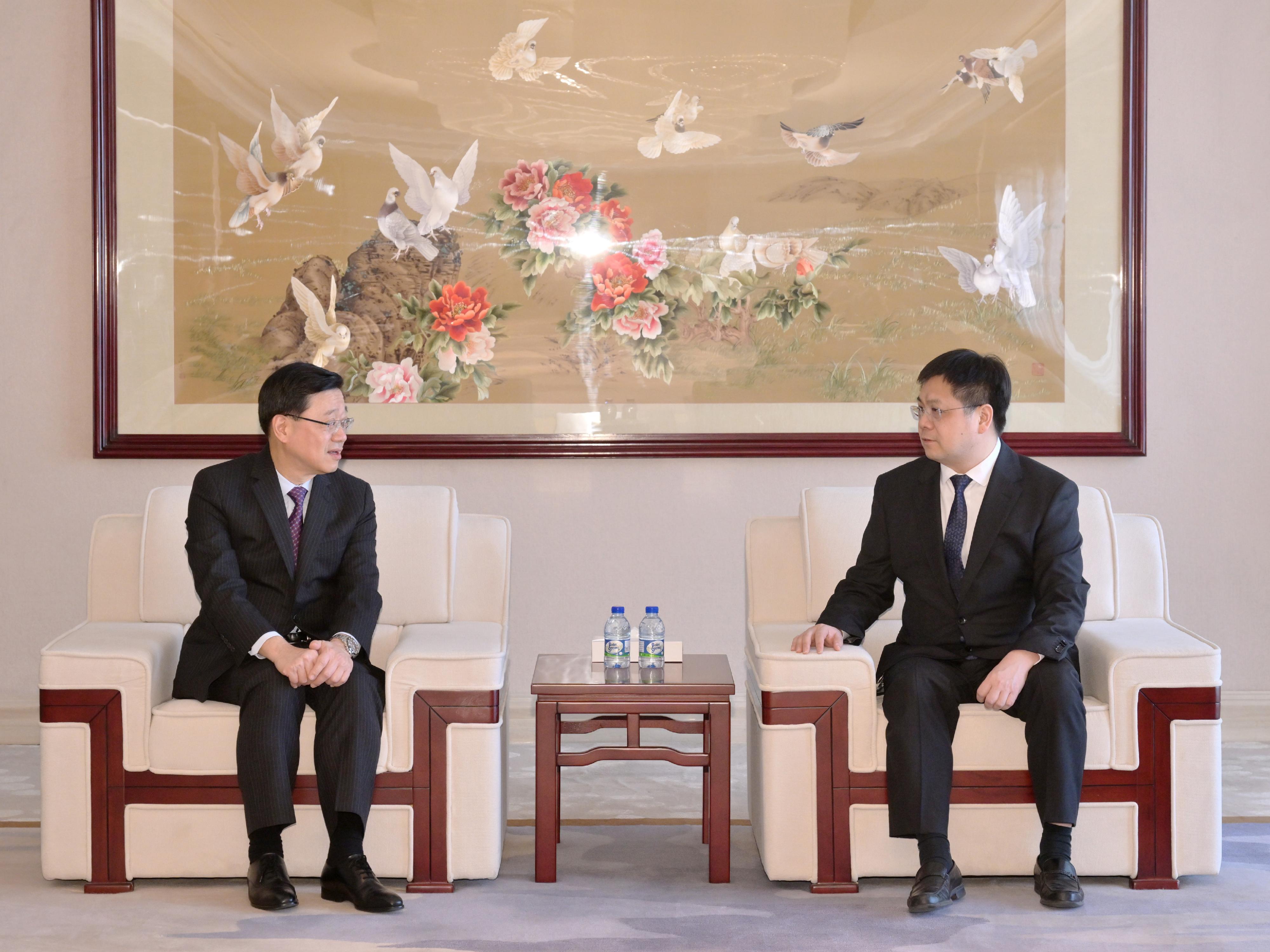The Chief Executive, Mr John Lee, toured the China-UAE Industrial Capacity Cooperation Demonstration Zone at the Khalifa Industrial Zone in Abu Dhabi, the United Arab Emirates, today (February 8, Abu Dhabi time). Photo shows Mr Lee (left) meeting with the Chairman of China Jiangsu International Economic and Technical Cooperation Group, Mr Song Qinbo (right).