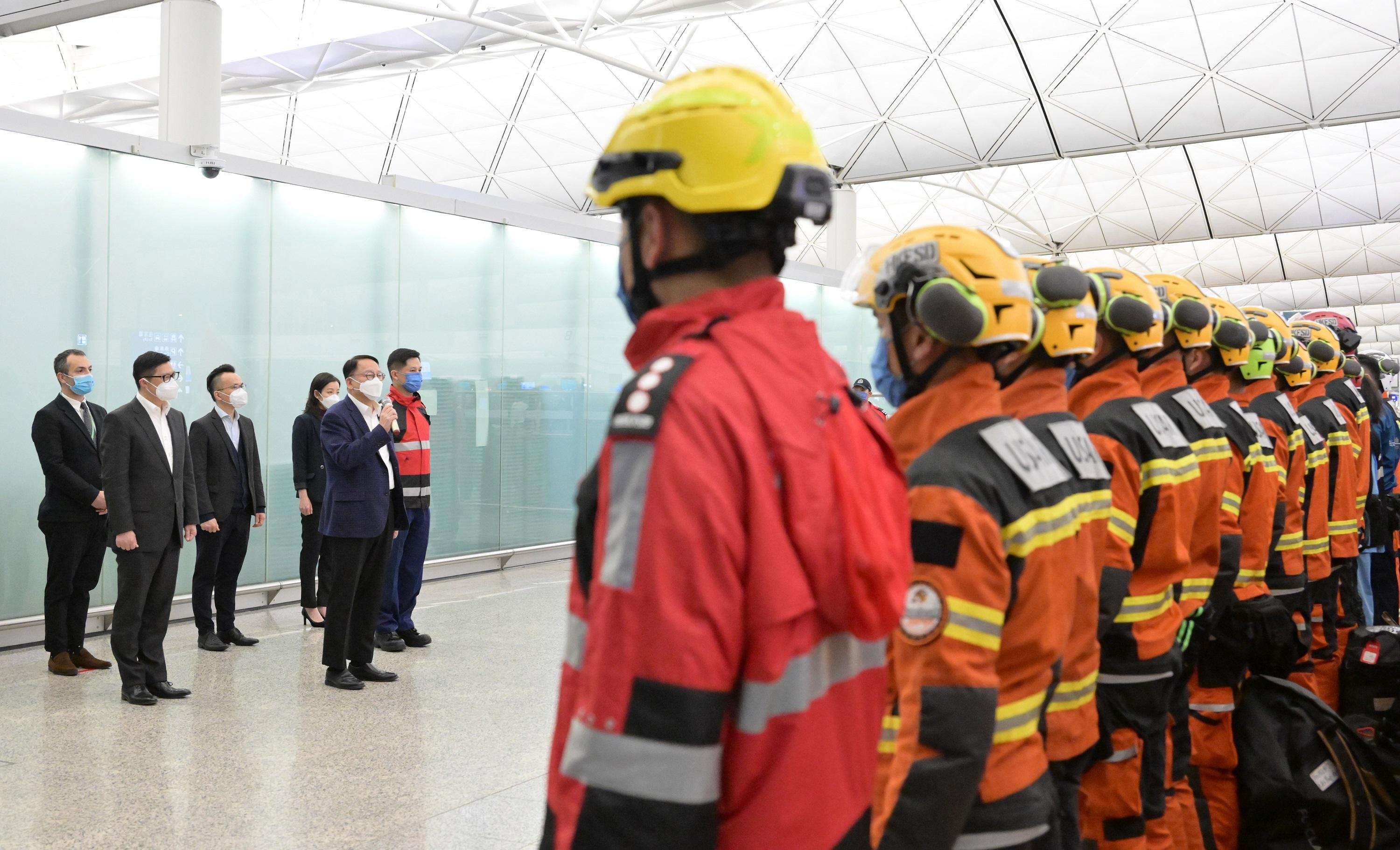 香港特別行政區政府派出一隊59人搜救隊伍，今日（二月八日）晚上前往土耳其地震災區協助搜救工作。圖示署理行政長官陳國基（左五）替特區搜救隊伍打氣。