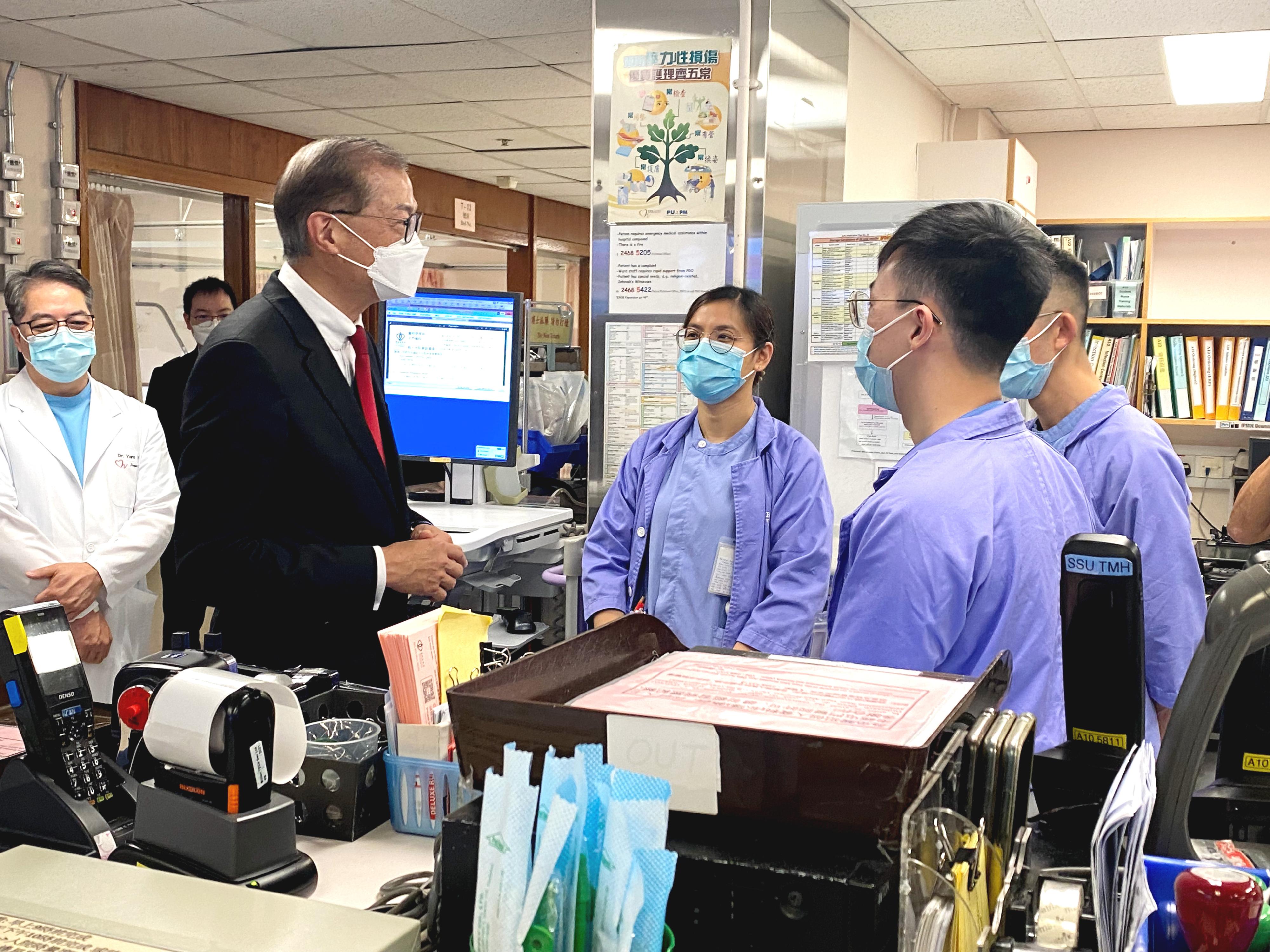 医务卫生局局长卢宠茂教授（左二）今日（二月九日）巡视屯门医院内科及老人科病房。