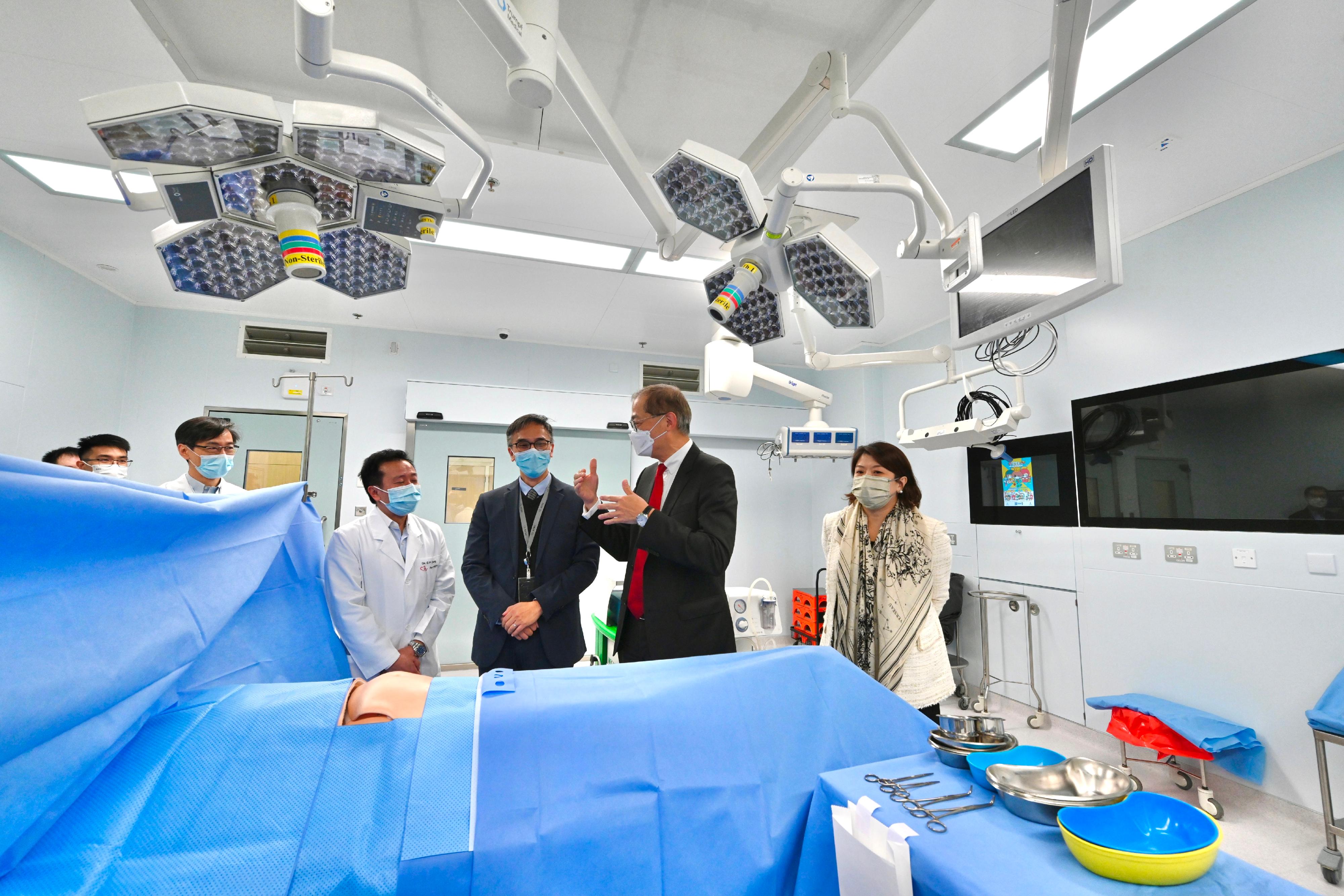 医务卫生局局长卢宠茂教授（右二）和医务卫生局副局长李夏茵医生（右一）今日（二月九日）巡视屯门医院的新手术室。