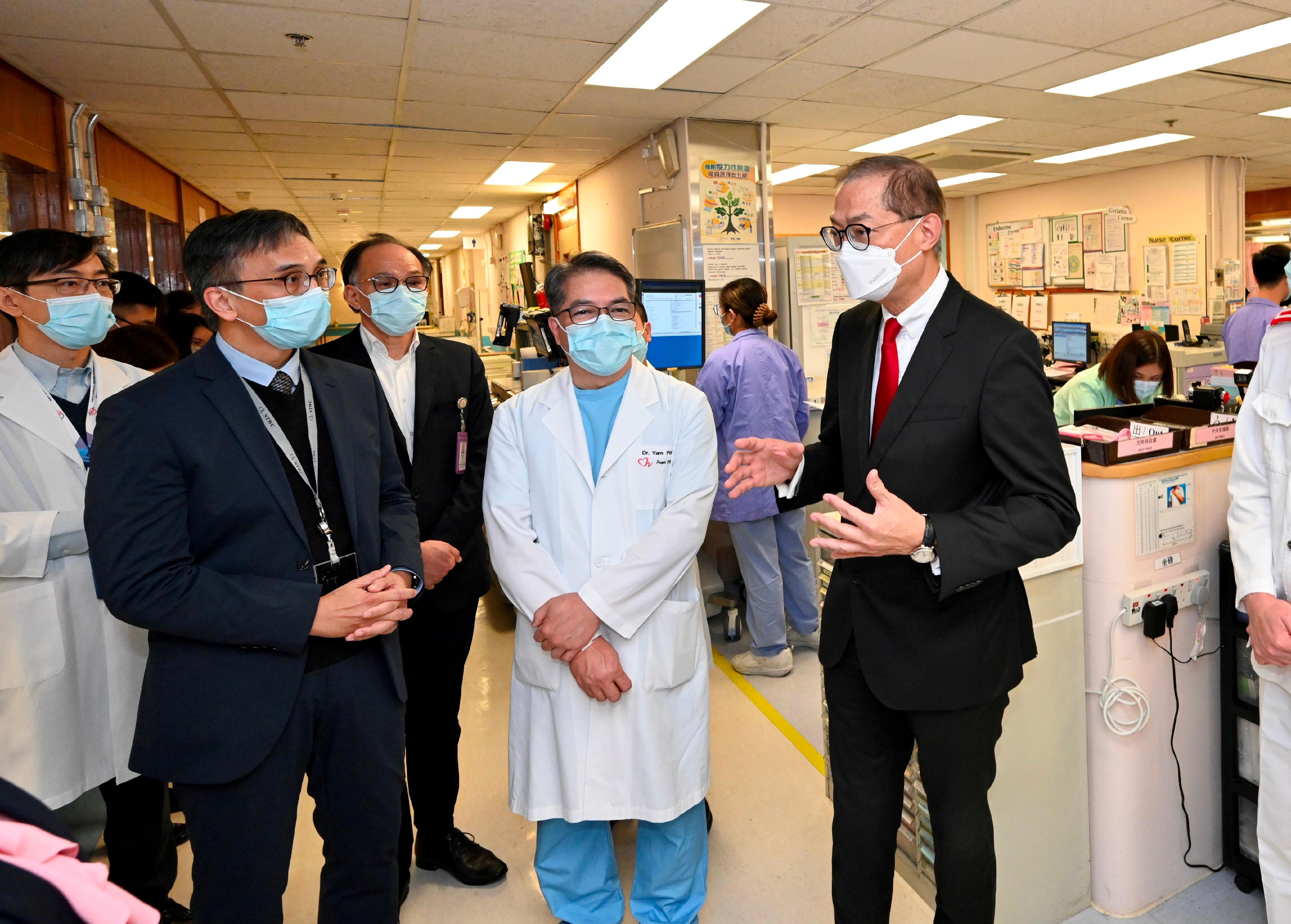 医务卫生局局长卢宠茂教授（右一）今日（二月九日）巡视屯门医院内科及老人科病房。