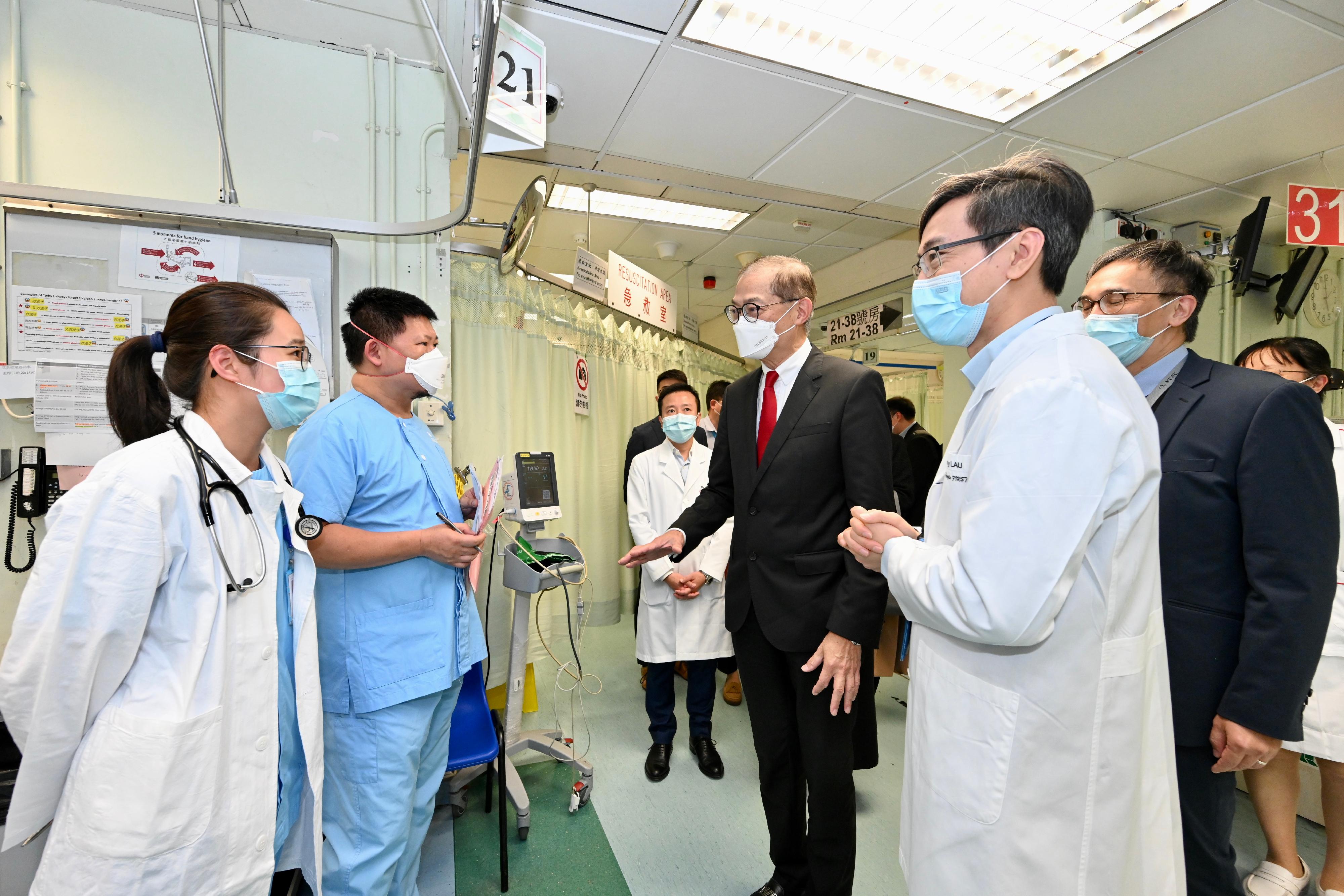 The Secretary for Health, Professor Lo Chung-mau (third left), visited the Accident and Emergency Department of Tuen Mun Hospital today (February 9).