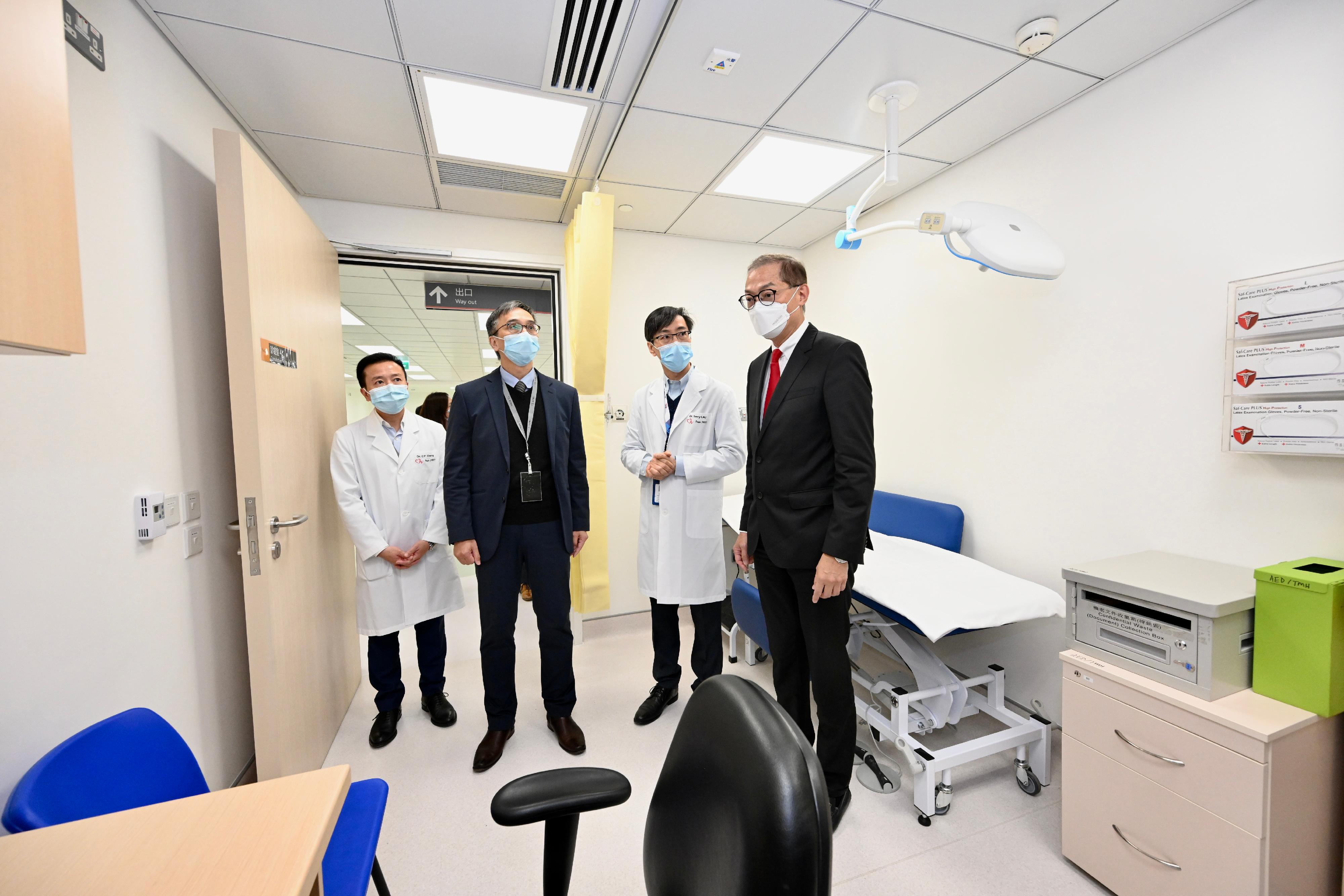 The Secretary for Health, Professor Lo Chung-mau (first right), today (February 9) visited the Accident and Emergency Department's extension site of Tuen Mun Hospital, which will be opened for use soon.
