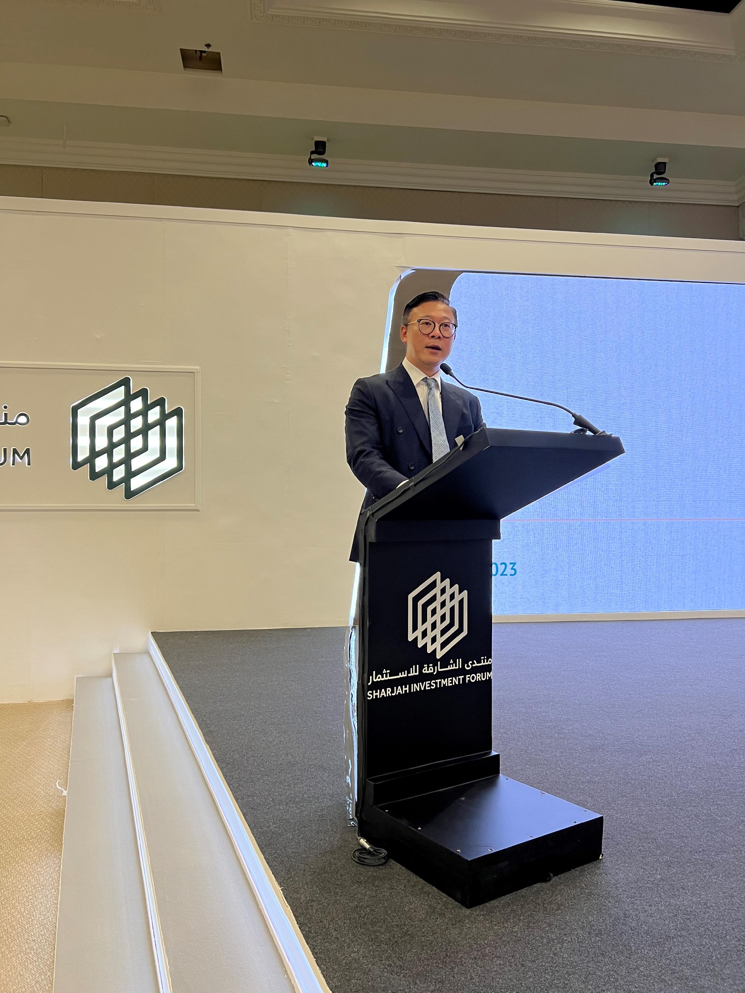 The Deputy Secretary for Justice, Mr Cheung Kwok-kwan, attended the Sharjah Investment Forum in the United Arab Emirates today (February 9). Photo shows Mr Cheung speaking at the forum.