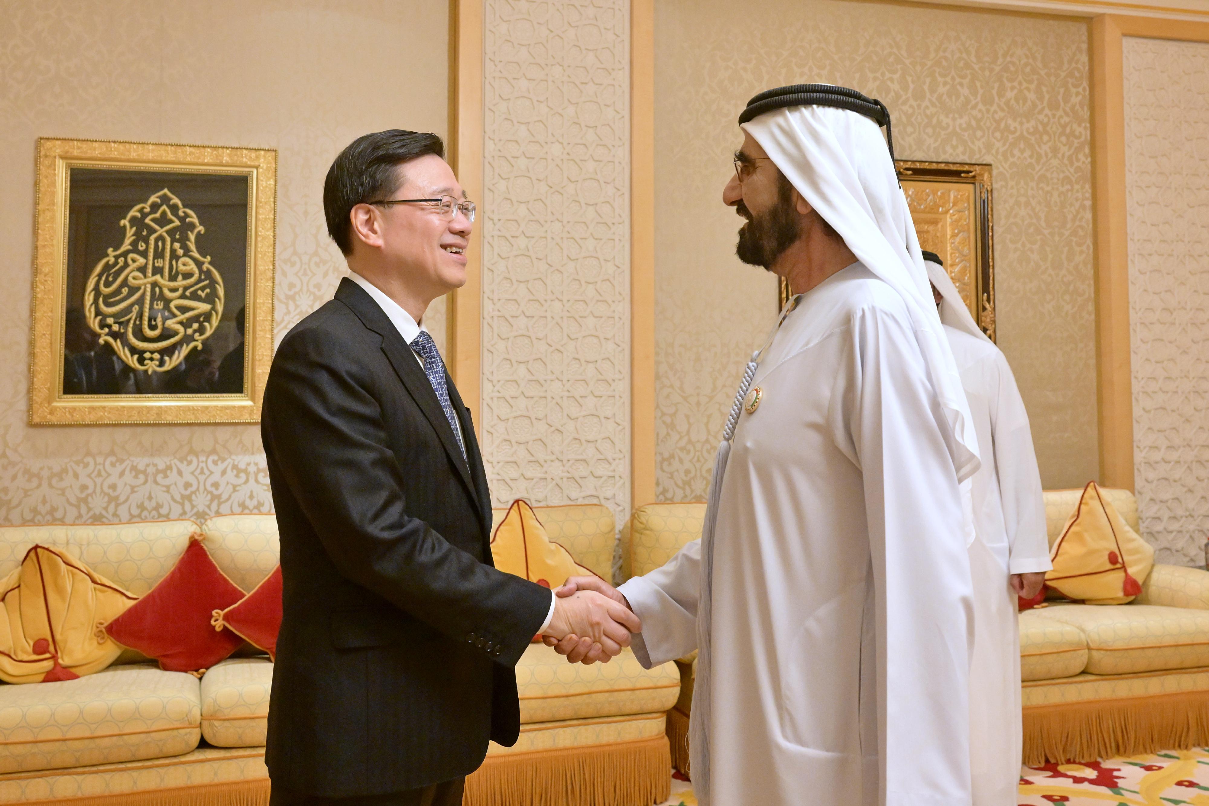 行政長官李家超（左）今日（迪拜時間二月九日）在阿拉伯聯合酋長國（阿聯酋）迪拜與身兼阿聯酋副總統和總理的迪拜酋長穆罕默德．阿勒馬克圖姆（右）會面。
