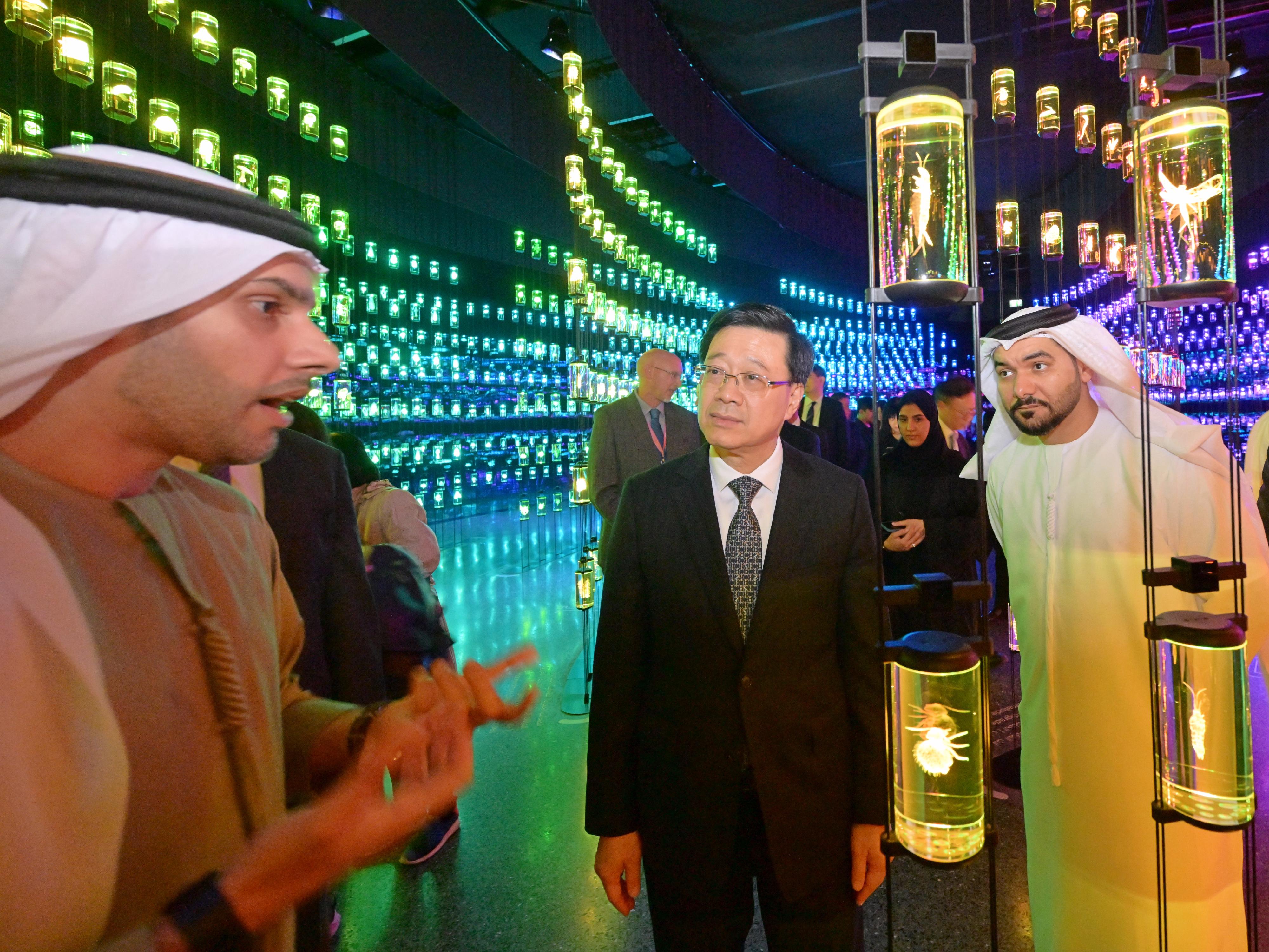 行政長官李家超今日（迪拜時間二月九日）在阿拉伯聯合酋長國迪拜到訪迪拜未來基金會，並參觀基金會創立的未來博物館。圖示李家超（中）聽取博物館工作人員的簡介。