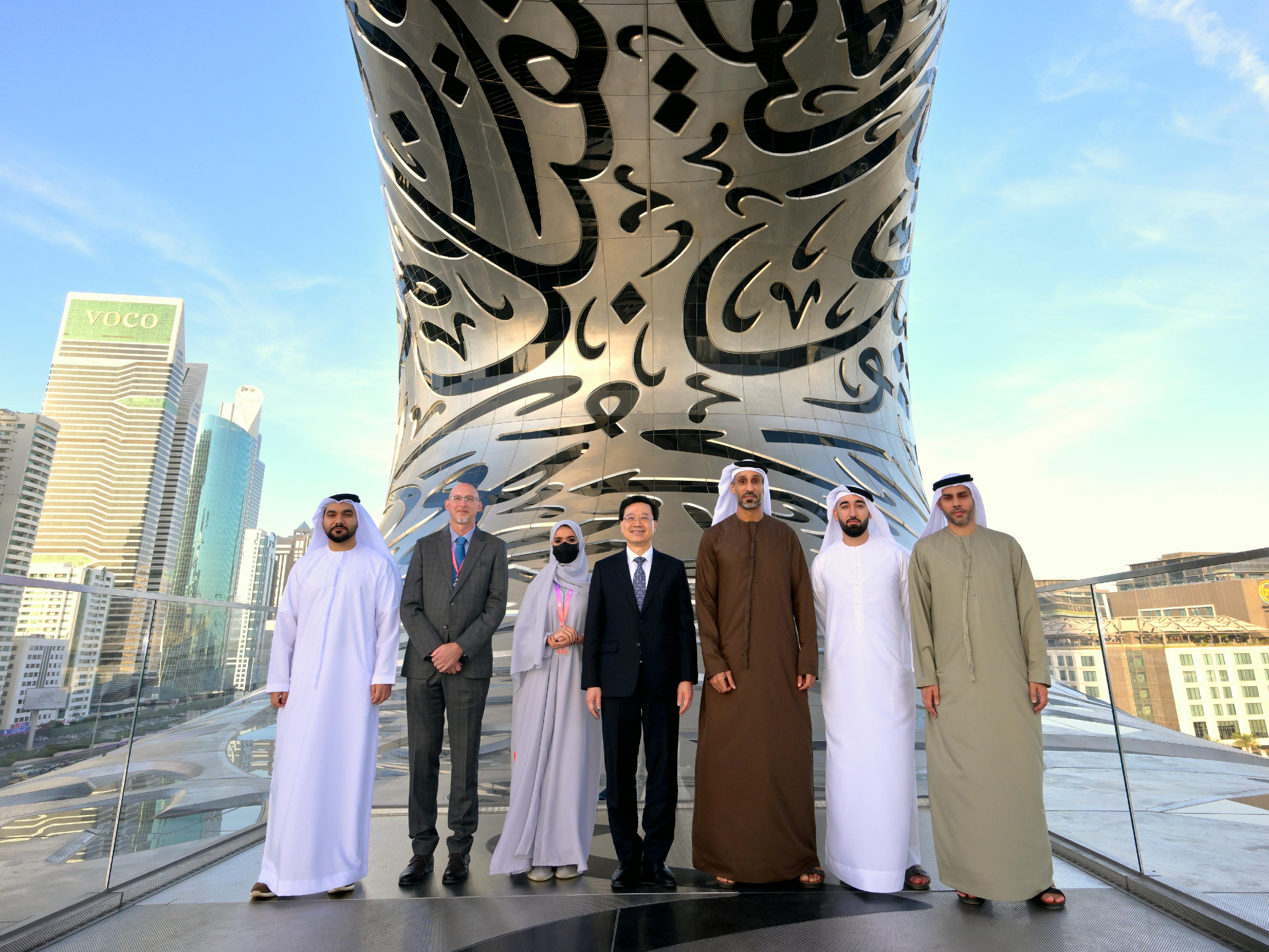 行政長官李家超今日（迪拜時間二月九日）在阿拉伯聯合酋長國迪拜到訪迪拜未來基金會，並參觀基金會創立的未來博物館。圖示李家超（中）、迪拜未來基金會行政總裁Khalfan Belhoul（右三）及博物館代表合照。