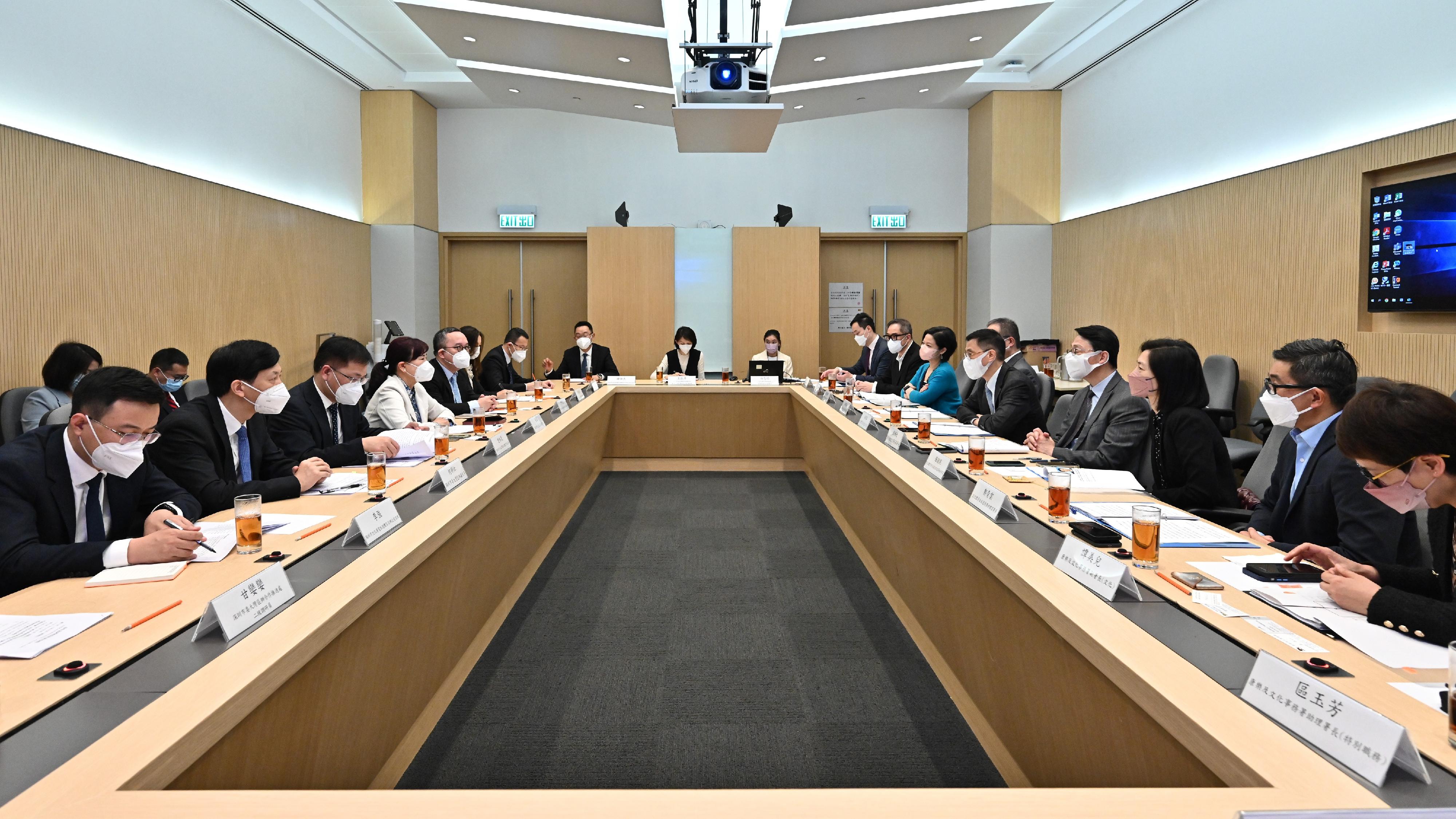 The Secretary for Culture, Sports and Tourism, Mr Kevin Yeung, today (February 10) met with Shenzhen government officials. Photo shows officials exchanging views on issues including deepening co-operation between Hong Kong and Shenzhen on cultural, sports and tourism fronts.