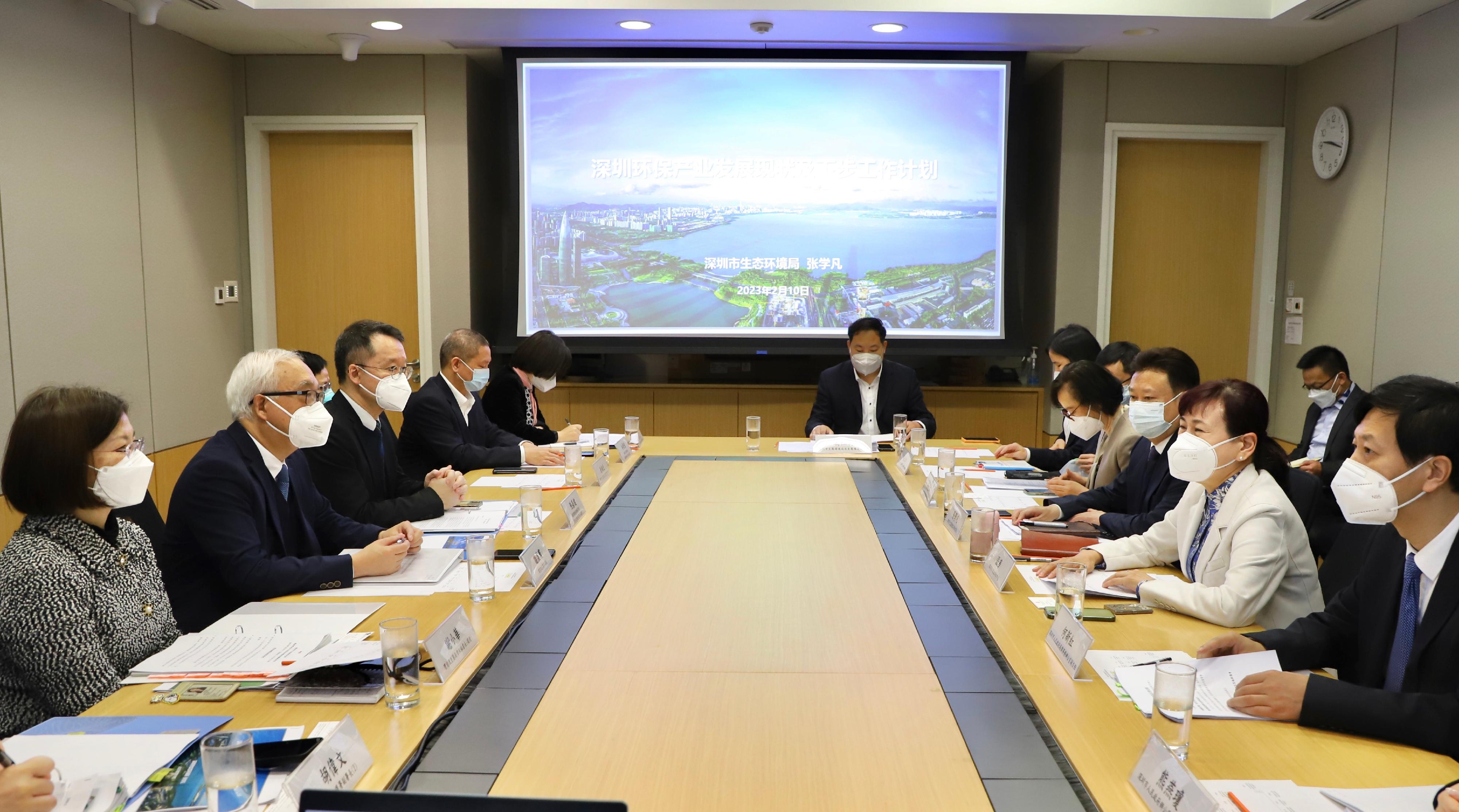 The Secretary for Environment and Ecology, Mr Tse Chin-wan (second left), today (February 10) met with Vice Mayor of Shenzhen Municipal People's Government Ms Zhang Hua (second right) and officials from the General Office and Hong Kong and Macao Affairs Office of Shenzhen Government as well as the Ecology Environment Bureau of Shenzhen Municipality. They exchanged views on environmental industry co-operation between Shenzhen and Hong Kong, and also the planning, construction and operation of waste management facilities. The Permanent Secretary for Environment and Ecology (Environment), Miss Janice Tse (first left), also joined the meeting.