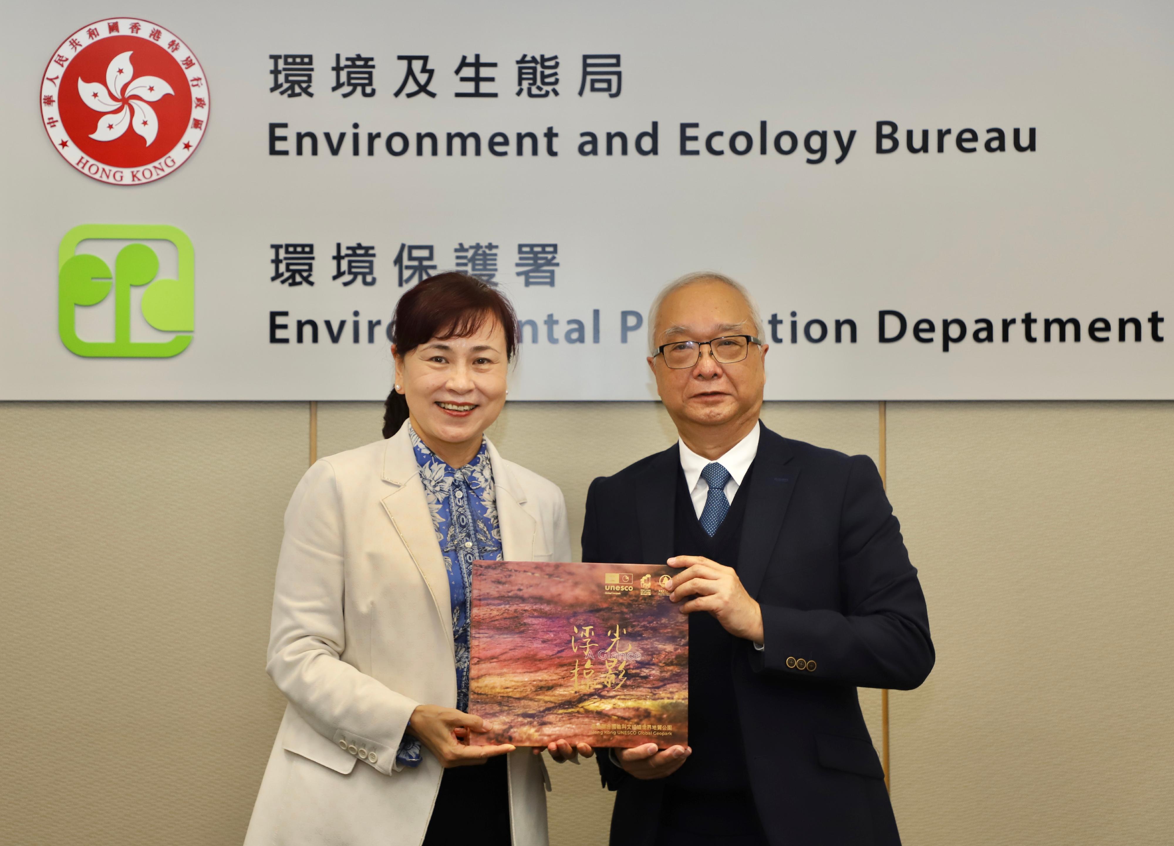 The Secretary for Environment and Ecology, Mr Tse Chin-wan (right), today (February 10) met with Vice Mayor of Shenzhen Municipal People's Government Ms Zhang Hua (left) to exchange views on environmental industry co-operation between Shenzhen and Hong Kong, and also the planning, construction and operation of waste management facilities. Photo shows Mr Tse presenting a photo book published by the Agriculture, Fisheries and Conservation Department on Hong Kong Geopark to Ms Zhang.