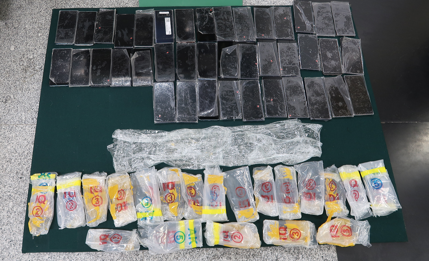 Hong Kong Customs yesterday (February 9) detected a suspected mobile phone smuggling case at the Shenzhen Bay Control Point and seized 40 mobile phones with an estimated market value of about $35,000. Photo shows the suspected smuggled mobile phones seized.