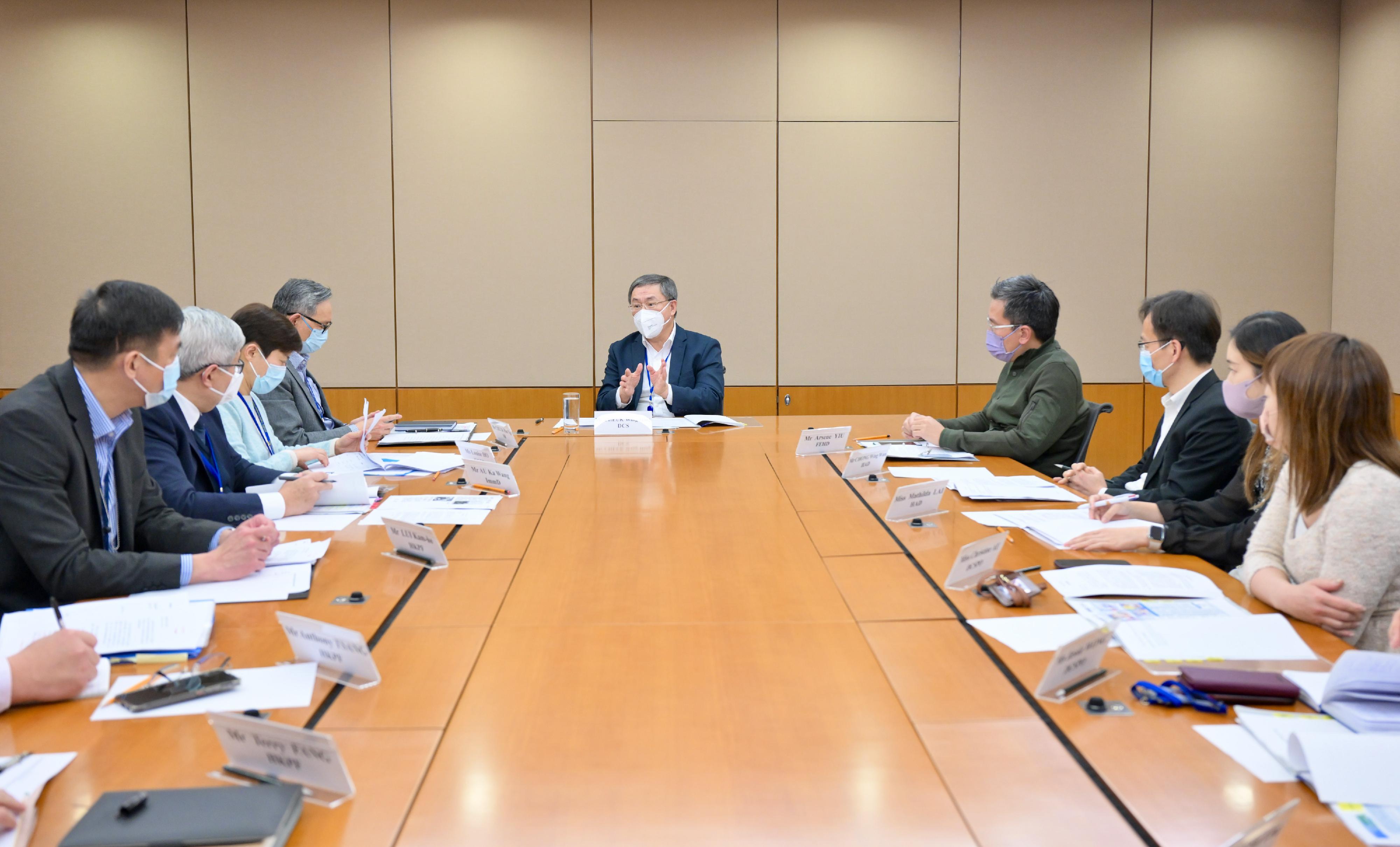 The Deputy Chief Secretary for Administration, Mr Cheuk Wing-hing (centre), chaired an interdepartmental meeting today (February 10) to plan multiple operations to stringently combat black spots of parallel trading activities in its early stage.