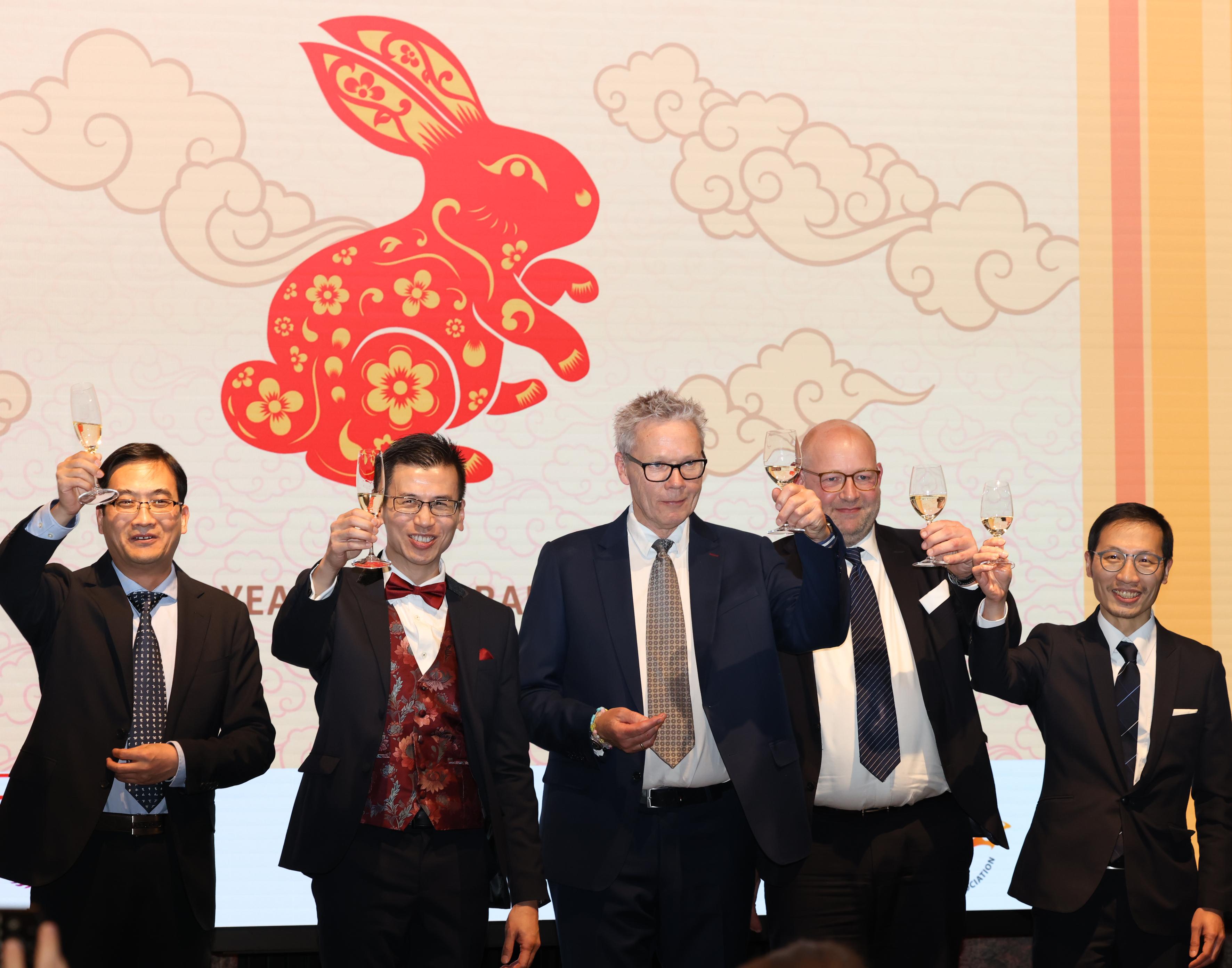 The Hong Kong Economic and Trade Office, London (London ETO) co-hosted receptions in Copenhagen, Denmark, and Stockholm, Sweden, with local business associations on February 7 and 8 respectively for celebrating the Year of the Rabbit. Photo shows (from left) the Minister-Counsellor of the Embassy of the People's Republic of China in the Kingdom of Denmark, Mr Qin Jie; the Director-General of the London ETO, Mr Gilford Law; the Secretary General of the Denmark-Hong Kong Trade Association, Mr Jesper Faber Stuhr; the Chairman of the Denmark-Hong Kong Trade Association, Mr Nikolaj Juhl Hansen; and the Regional Director for Europe, Central Asia & Israel of the Hong Kong Trade Development Council, Mr Silas Chu, toasting at the Copenhagen reception.