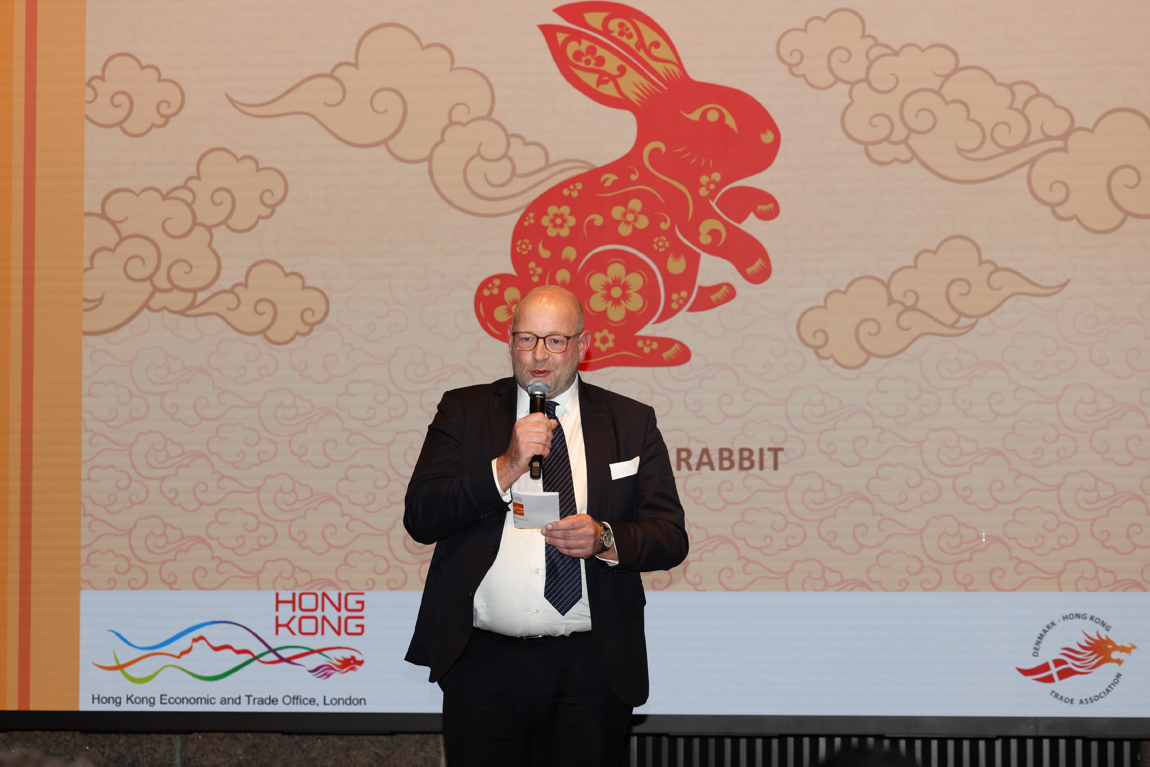 香港駐倫敦經濟貿易辦事處分別於二月七日及八日在丹麥哥本哈根及瑞典斯德哥爾摩與當地商會合辦酒會慶祝兔年。圖示丹麥—香港貿易協會主席Nikolaj Juhl Hansen 在哥本哈根酒會致辭。