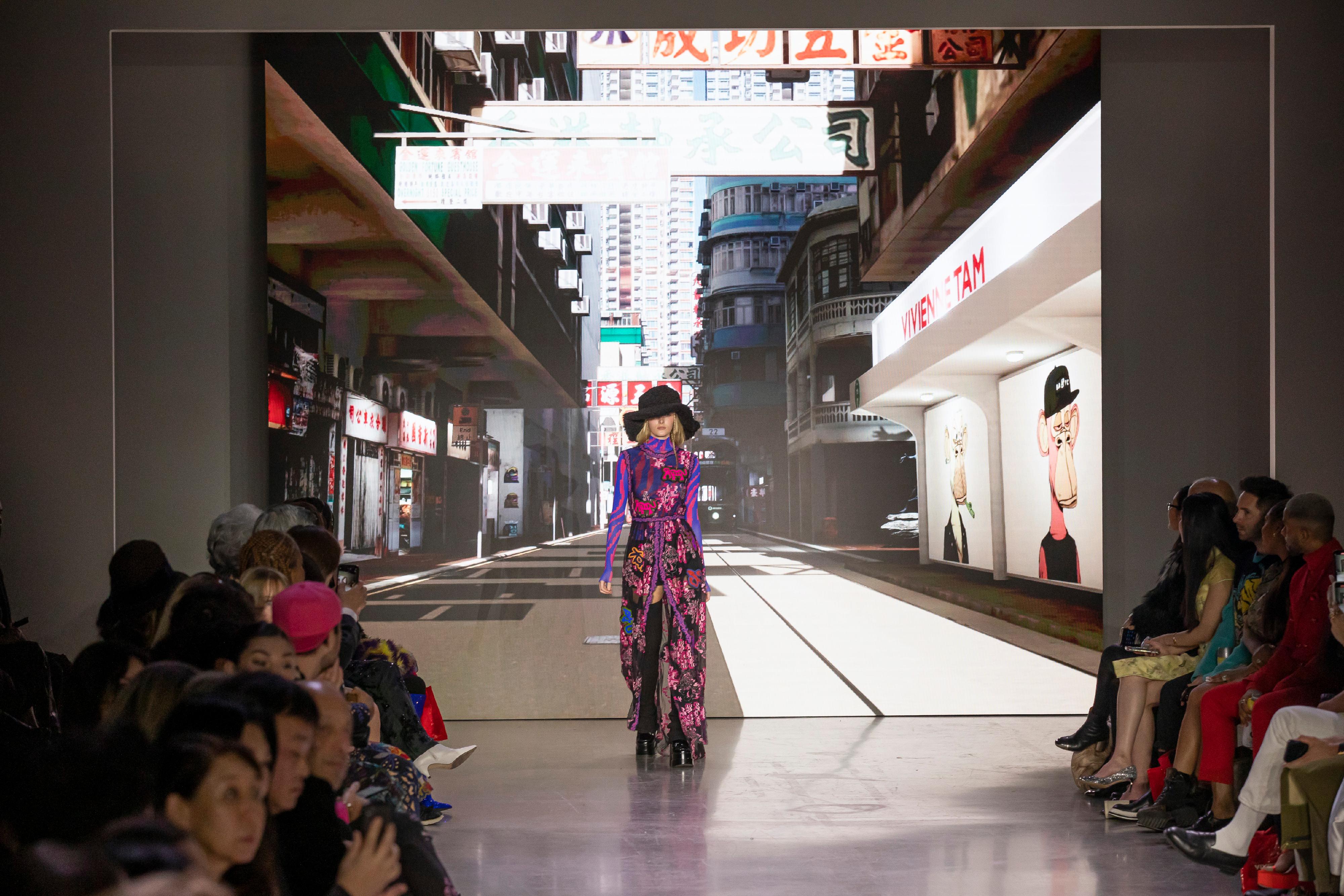 世界知名香港設計師Vivienne Tam二月十二日（紐約時間）在數碼港和香港駐紐約經濟貿易辦事處支持下，與Animoca Brands和Hepha合作為其紐約時裝周的時裝秀打造香港元宇宙，展示香港獨特的街景和標誌，包括香港電車、傳奇的海鮮舫、奪目的霓虹燈招牌、當鋪等。