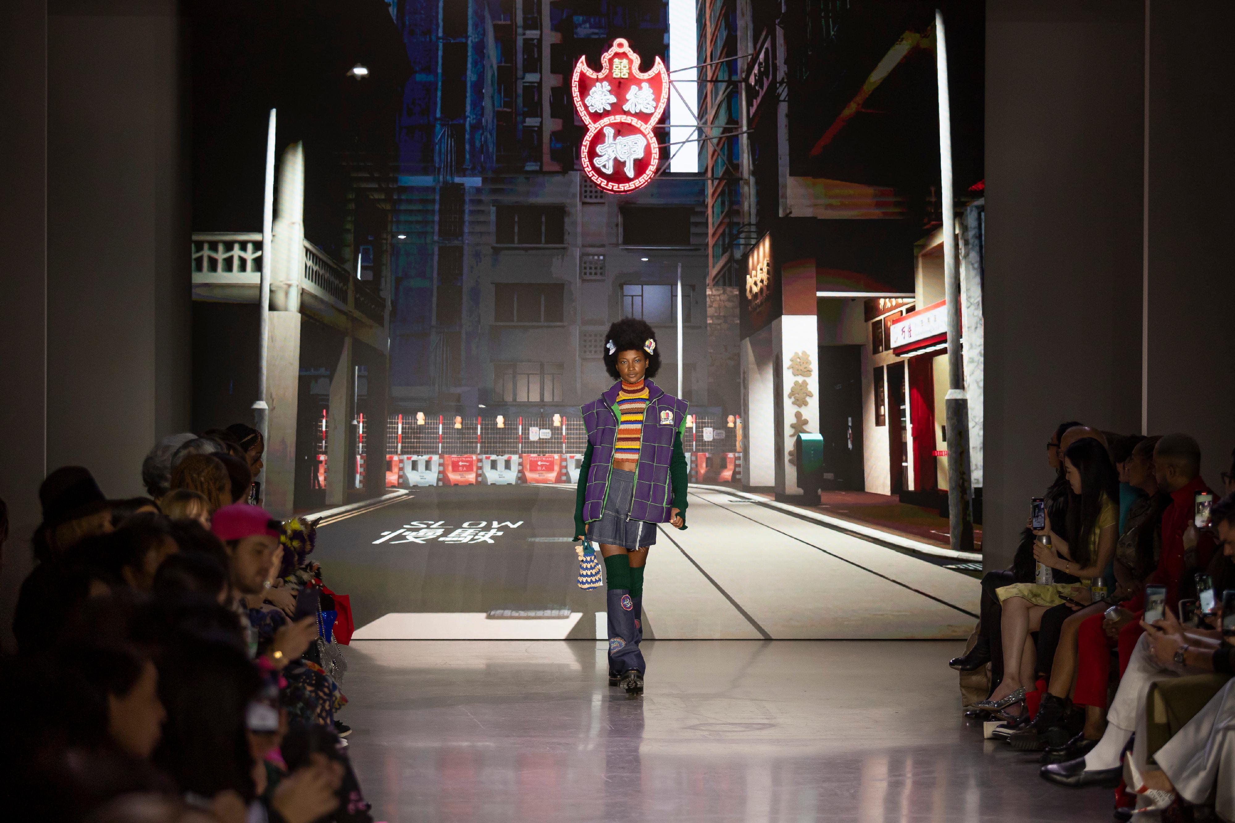 世界知名香港设计师Vivienne Tam二月十二日（纽约时间）在数码港和香港驻纽约经济贸易办事处支持下，与Animoca Brands和Hepha合作为其纽约时装周的时装秀打造香港元宇宙，展示香港独特的街景和标志，包括香港电车、传奇的海鲜舫、夺目的霓虹灯招牌、当铺等。