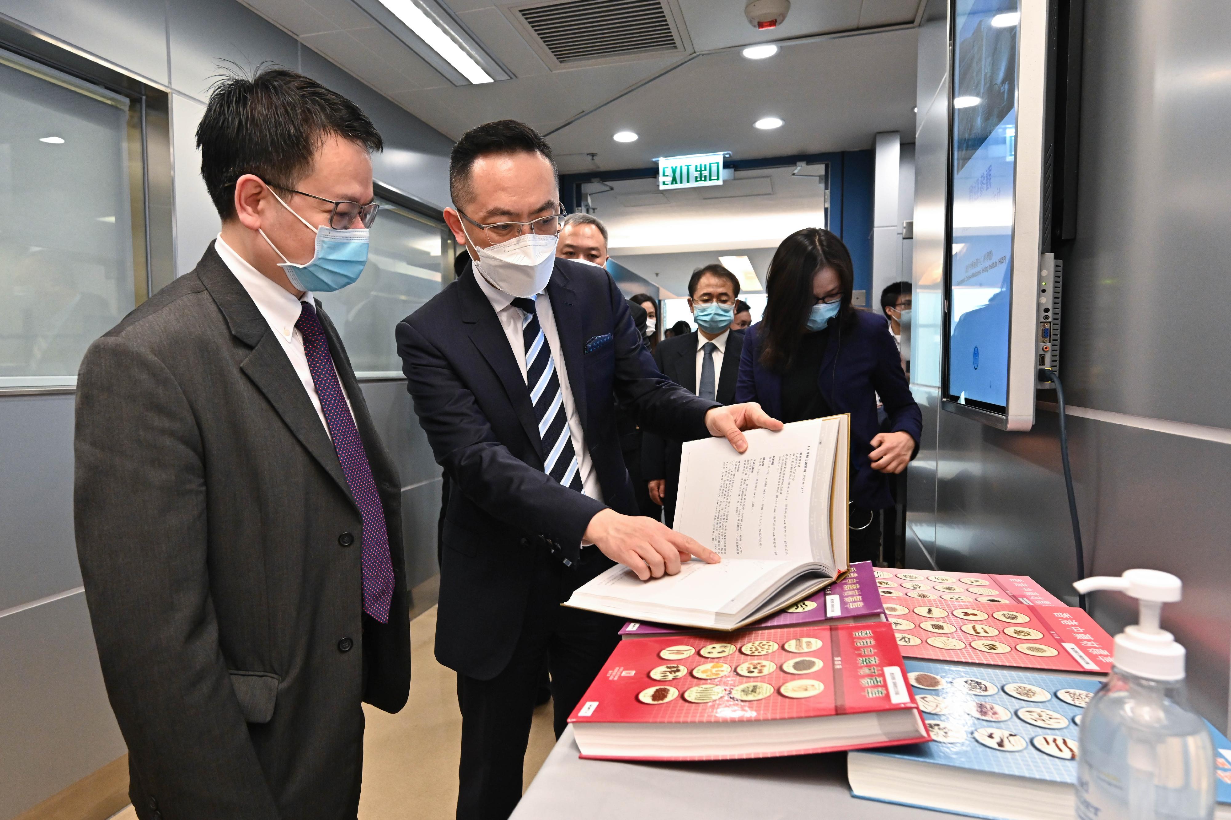 Member of the Leading Party Members Group and Deputy Commissioner of the National Medical Products Administration Mr Zhao Junning (first left), accompanied by the Director of Health, Dr Ronald Lam (second left), visited the Government Chinese Medicines Testing Institute managed by the Department of Health at the Hong Kong Science Park today (February 13). 