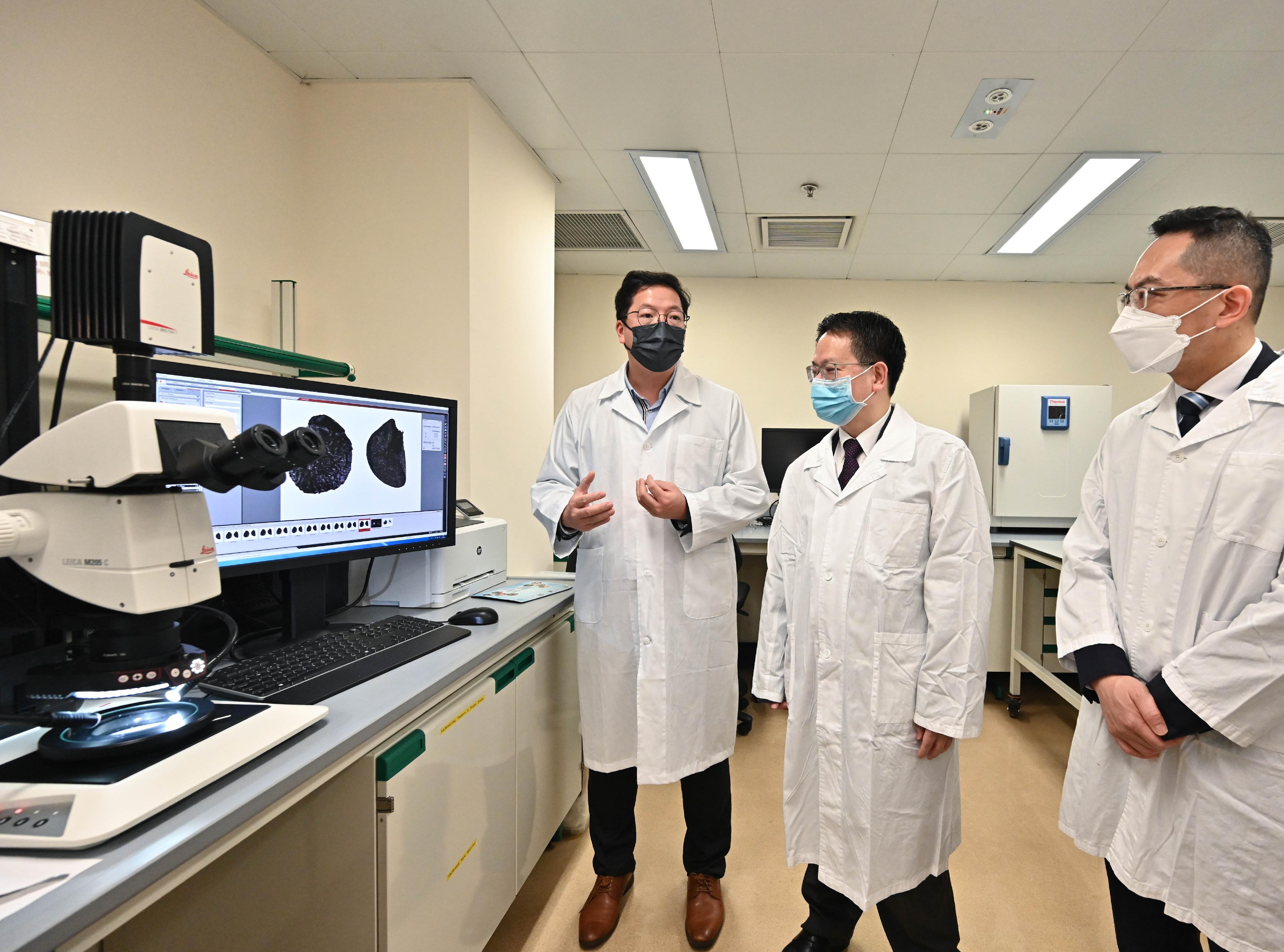 Member of the Leading Party Members Group and Deputy Commissioner of the National Medical Products Administration Mr Zhao Junning (centre), accompanied by the Director of Health, Dr Ronald Lam (right), visited the Government Chinese Medicines Testing Institute managed by the Department of Health at the Hong Kong Science Park today (February 13). 