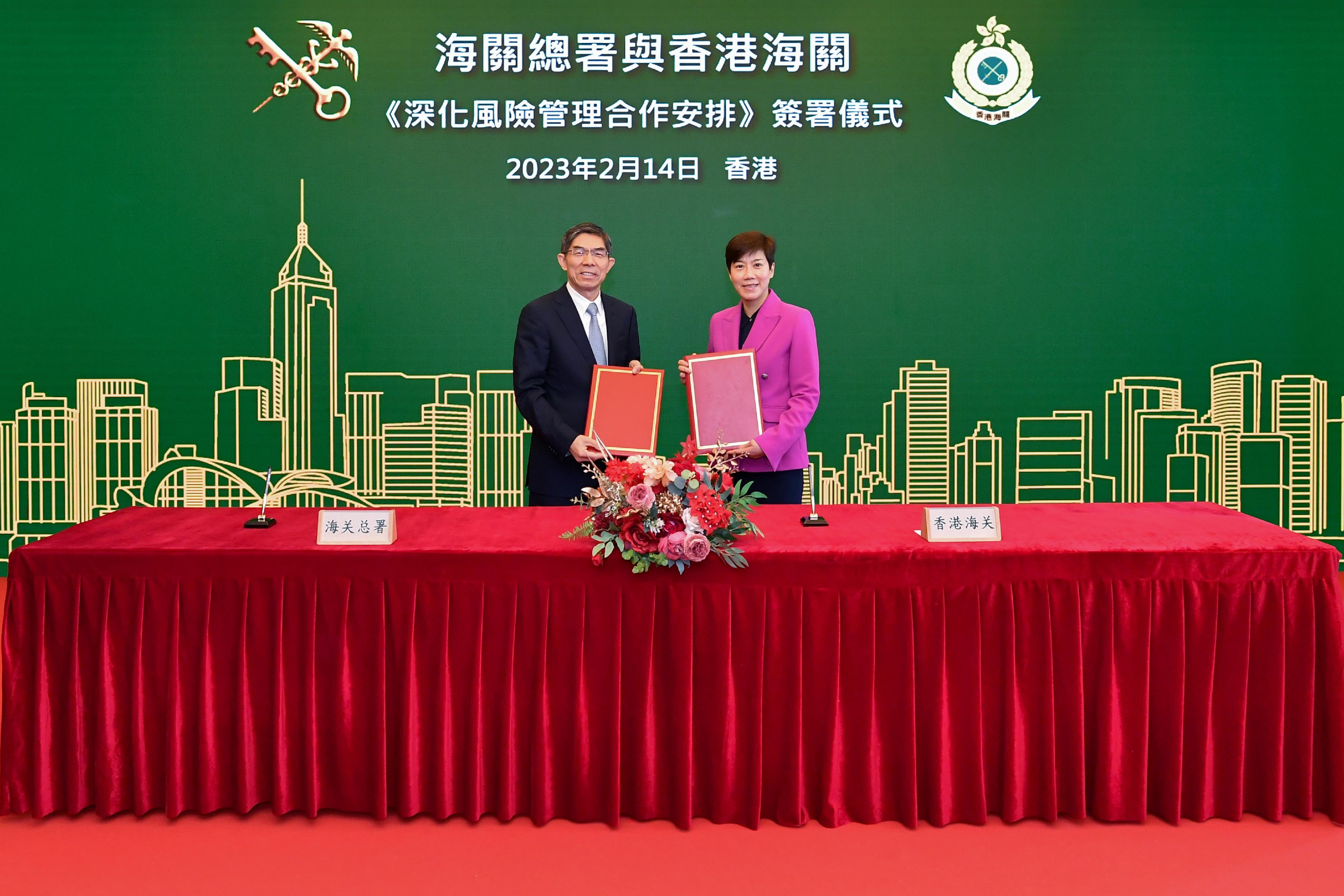 香港海關關長何珮珊（右）與國家海關總署副署長王令浚（左）今日（二月十四日）在香港簽訂《海關總署與香港海關深化風險管理合作安排》。