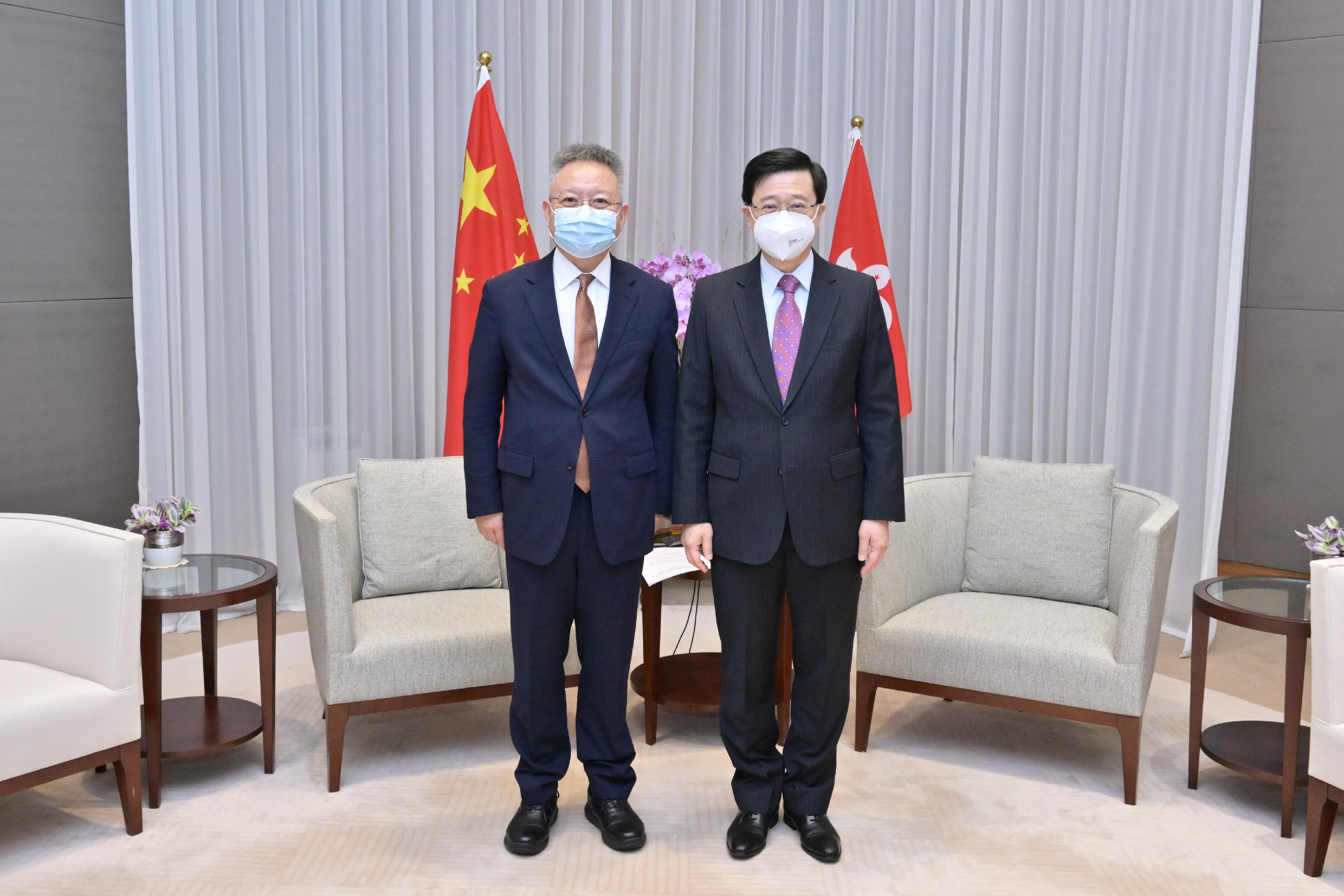 The Chief Executive, Mr John Lee (right), meets the Secretary of the CPC Hainan Provincial Committee, Mr Shen Xiaoming (left), today (February 15).