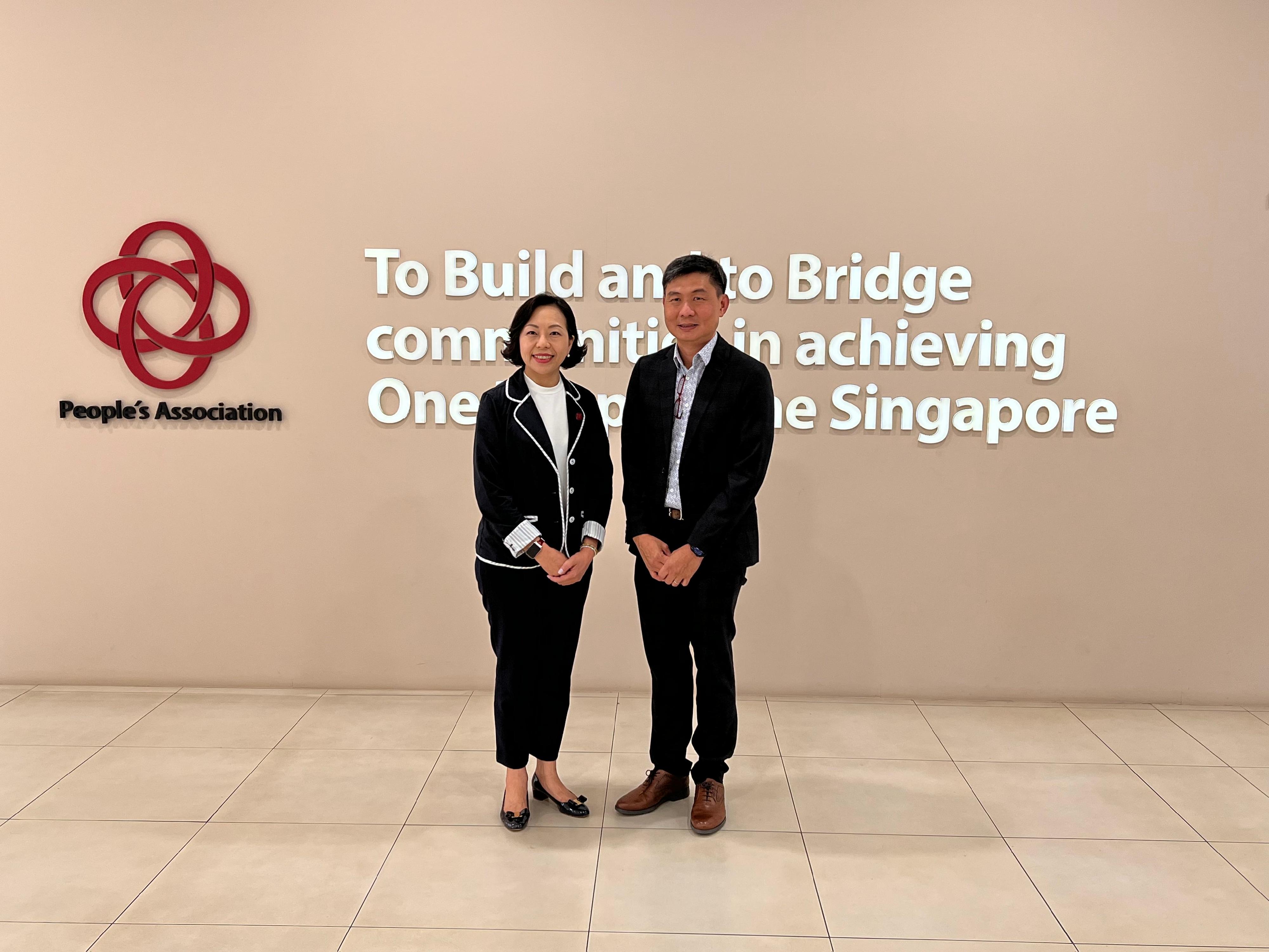 The Secretary for Home and Youth Affairs, Miss Alice Mak,  today (February 16) visited the People's Association in Singapore and met with the Chief Executive Director of the People’s Association, Mr Jimmy Toh. Photo shows Miss Mak (left) and Mr Toh at the People's Association.