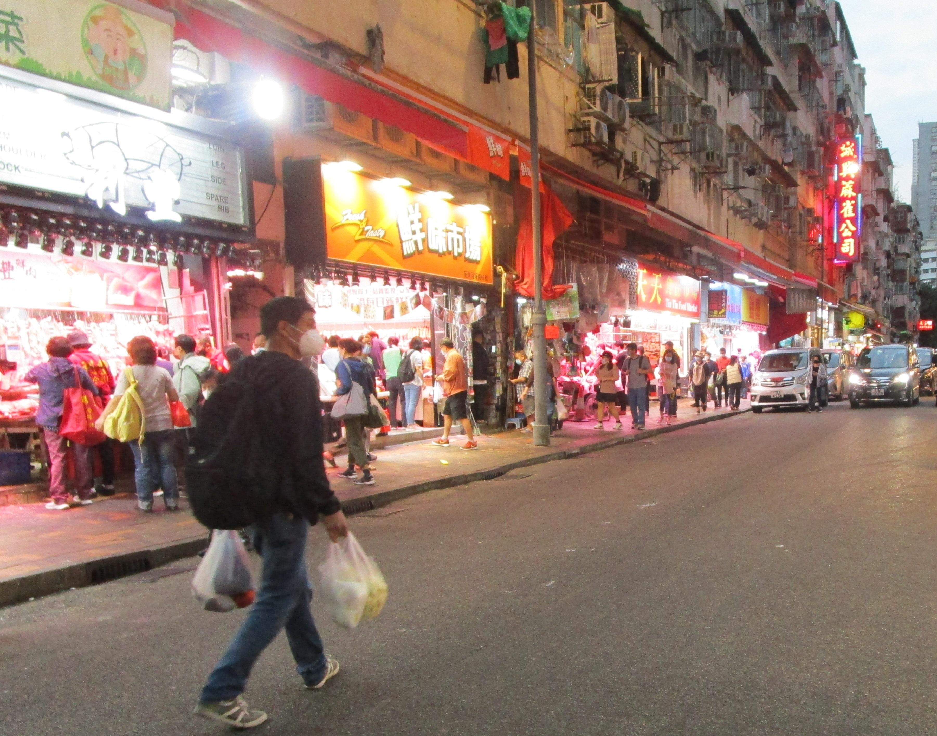 A spokesman of the Food and Environmental Hygiene Department (FEHD) said today (February 16) that the FEHD and the Police have taken over 500 joint enforcement actions in all districts since October last year and achieved satisfactory results. Photo shows the situation on Ho Pui Street in Tsuen Wan.