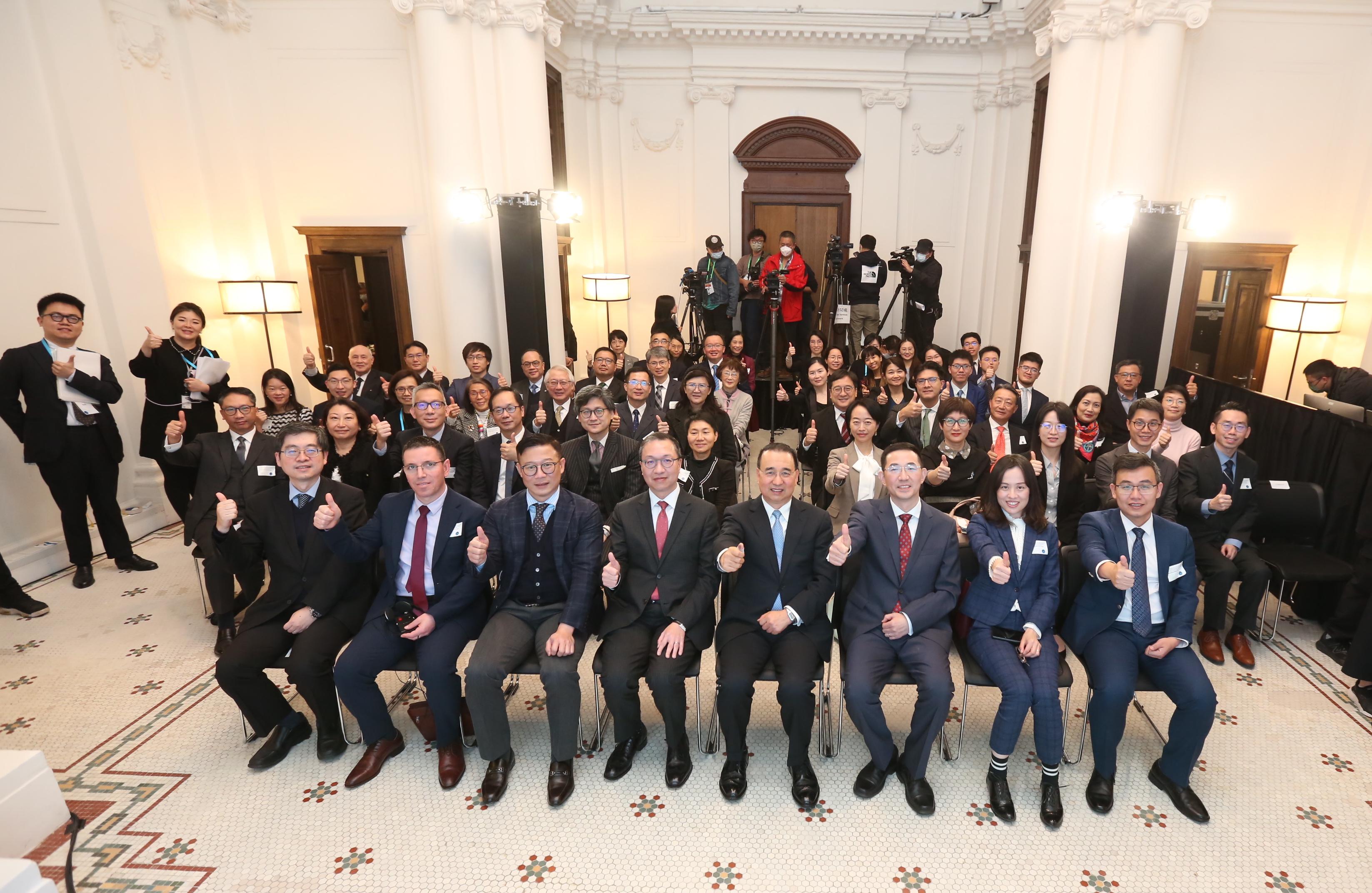 With strong support from the Central People's Government, the inauguration ceremony for the International Organization for Mediation Preparatory Office was held today (February 16) at the Hong Kong Legal Hub. Photo shows the guests at the inauguration ceremony.