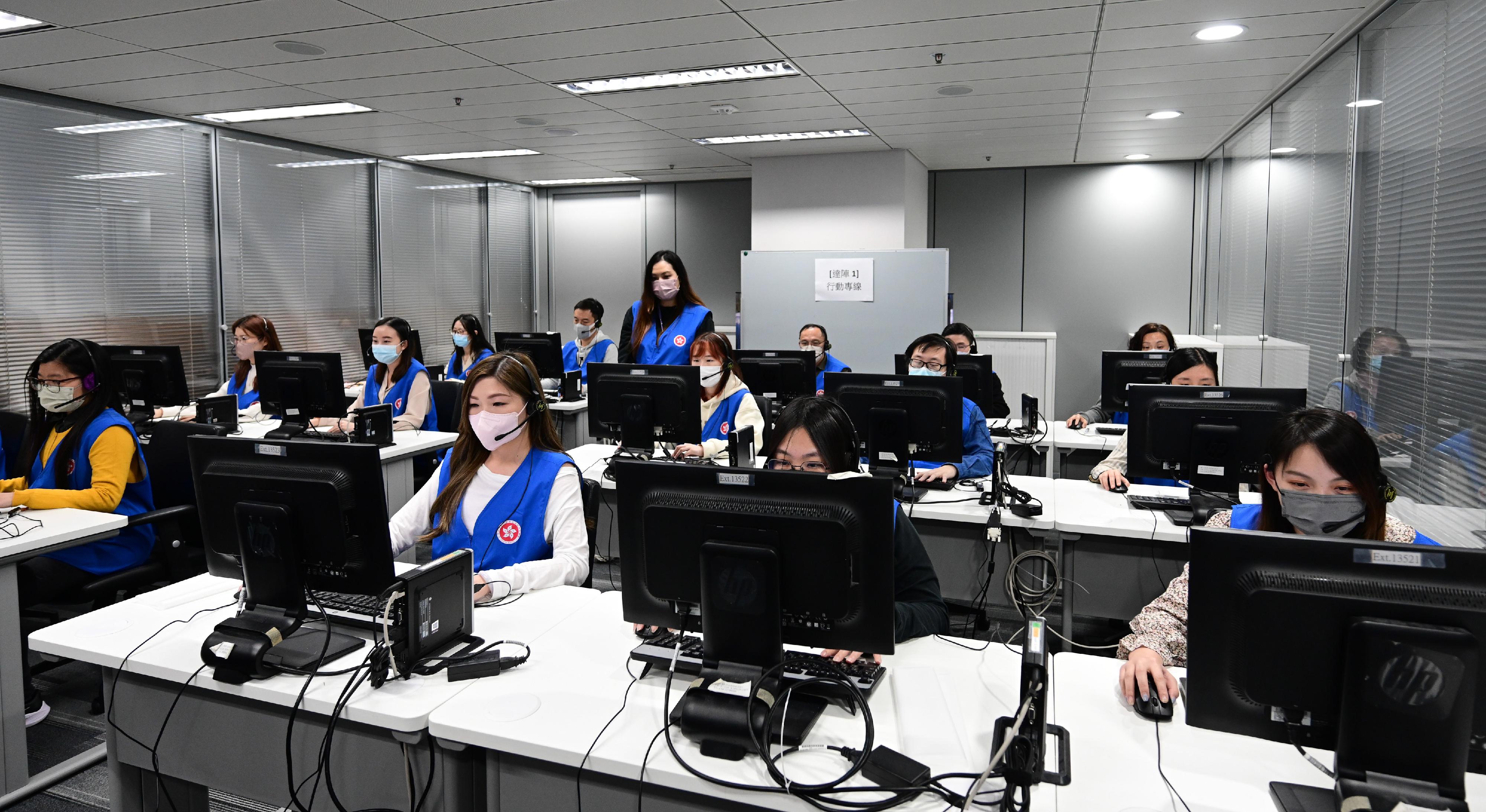 Around 10 000 staff members from 77 bureaux/departments participated in the first drill under the "government-wide mobilisation" level after its introduction at various locations today (February 16). Among them, the 1823 Call Centre under the Efficiency Office simulated the provision of enquiry hotline support services.