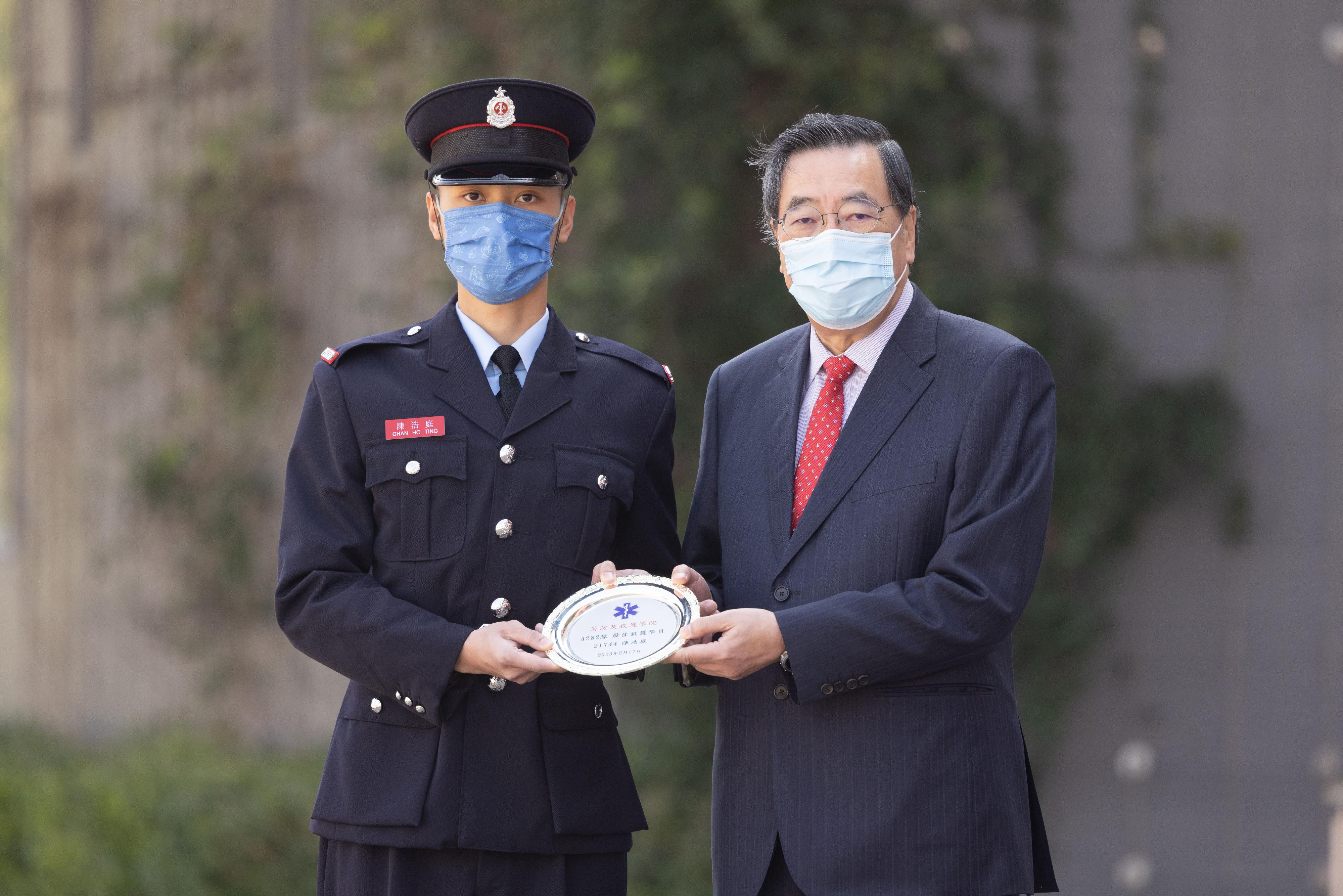 立法會主席梁君彥今日（二月十七日）在消防及救護學院舉行的消防處結業會操檢閱學員。圖示梁君彥（右）頒發最佳救護學員獎。