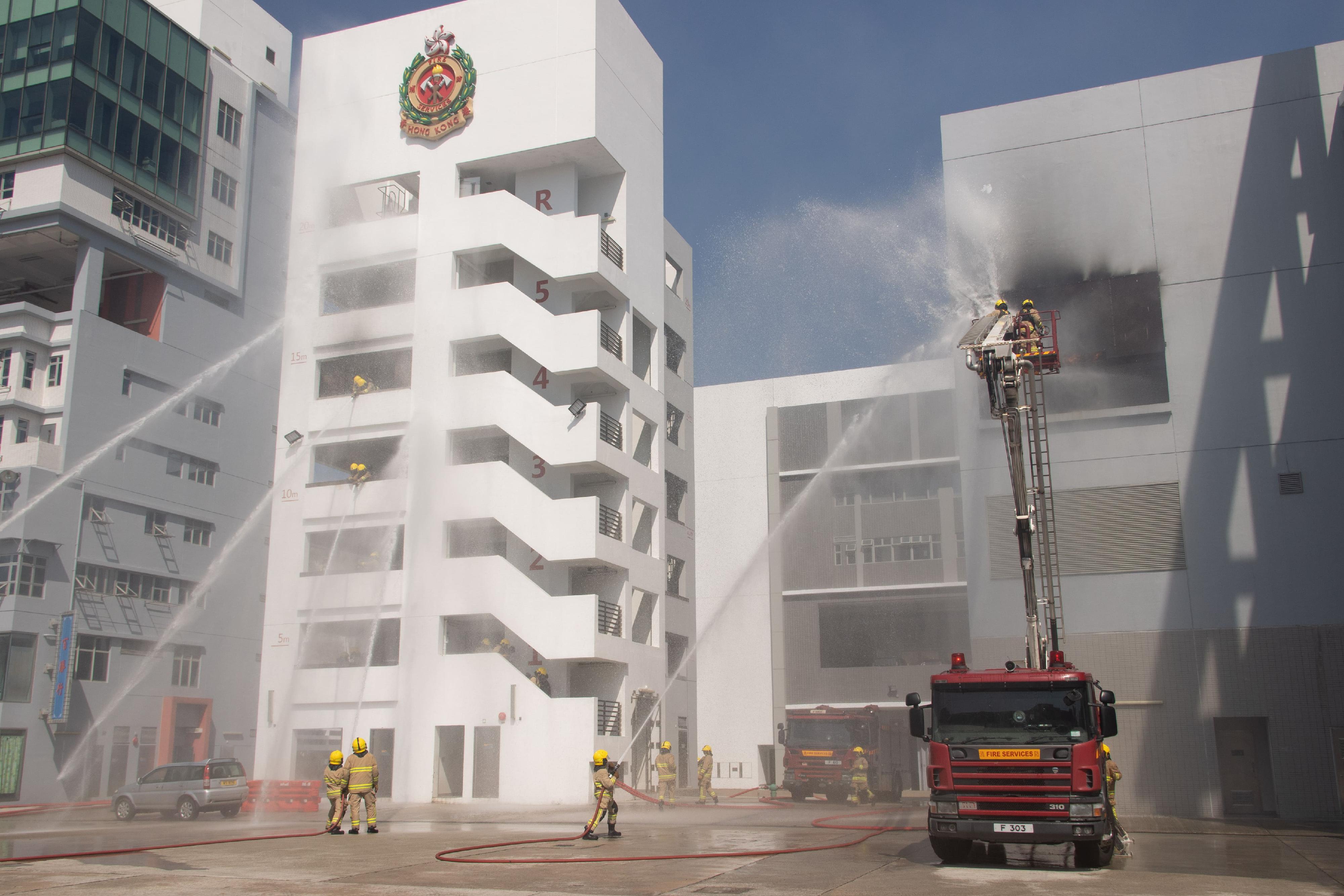 立法會主席梁君彥今日（二月十七日）在消防及救護學院舉行的消防處結業會操檢閱學員。圖示結業學員示範模擬撲滅火警工作。