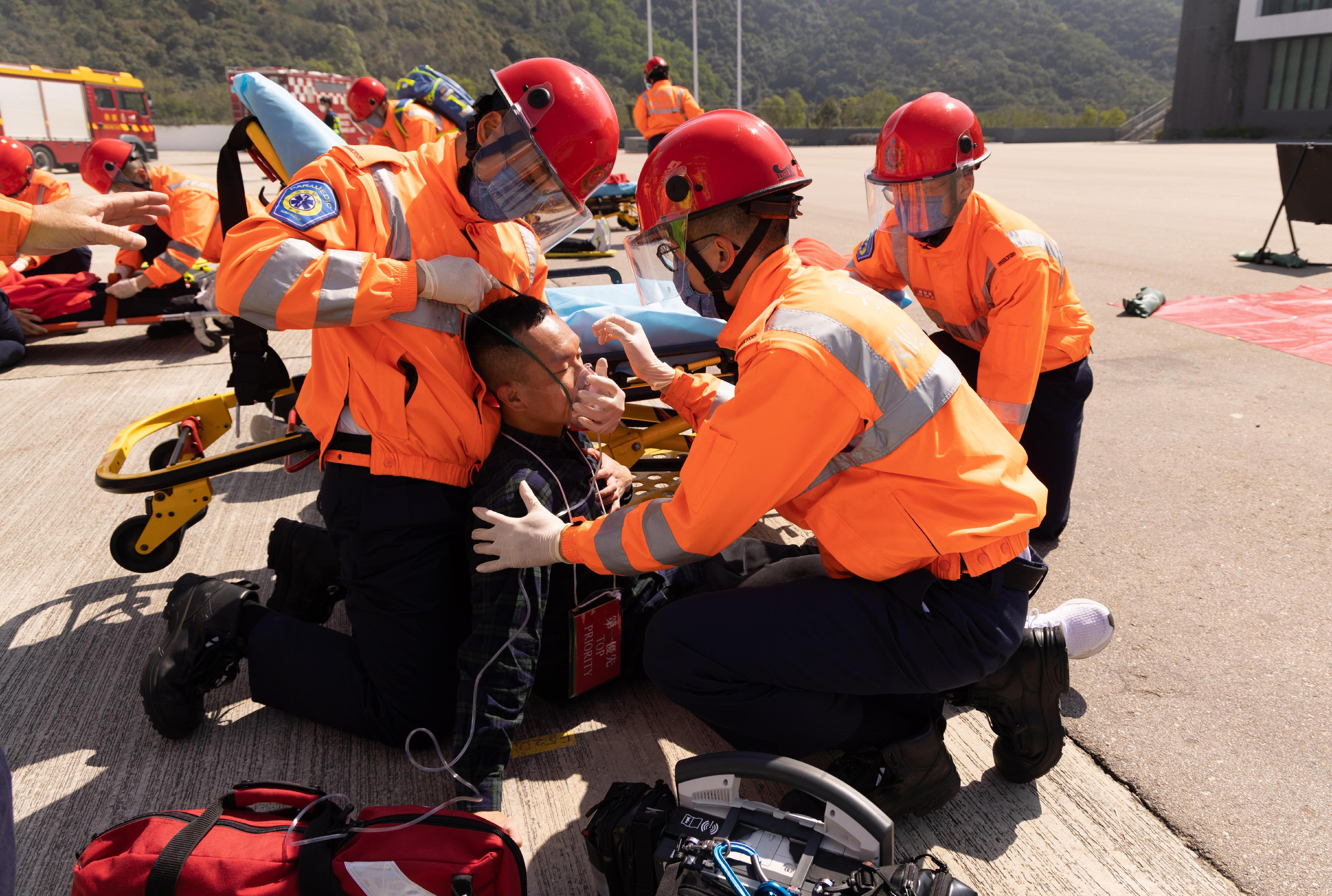 立法会主席梁君彦今日（二月十七日）在消防及救护学院举行的消防处结业会操检阅学员。图示结业学员示范模拟救伤工作。