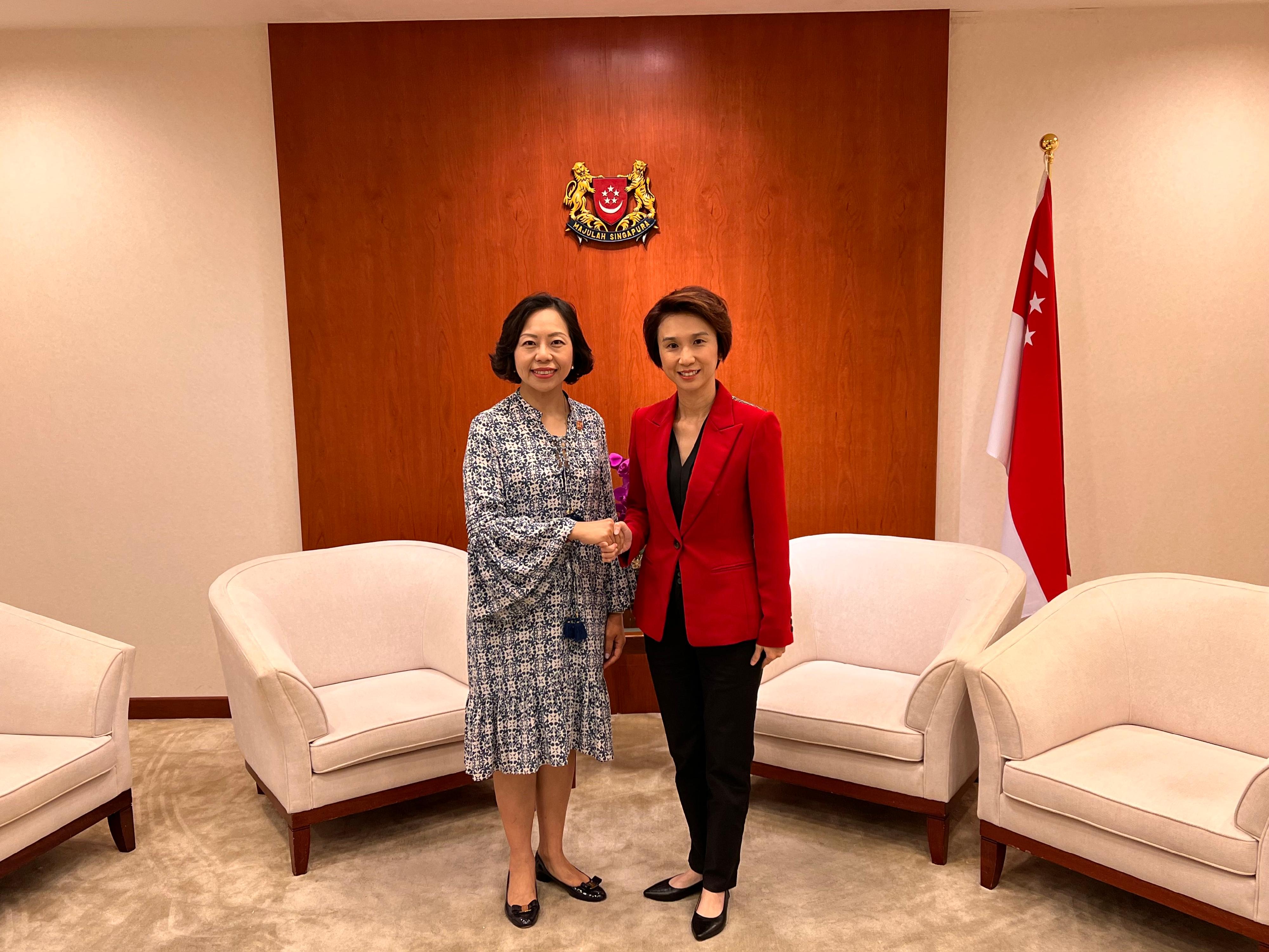 The Secretary for Home and Youth Affairs, Miss Alice Mak (left), continued her visit in Singapore today (February 17) and met with the Chairperson of Mayors' Committee, Mayor of South West District and the Minister of State, Ministry of Trade and Industry & Ministry of Culture, Community and Youth, Ms Low Yen Ling.
