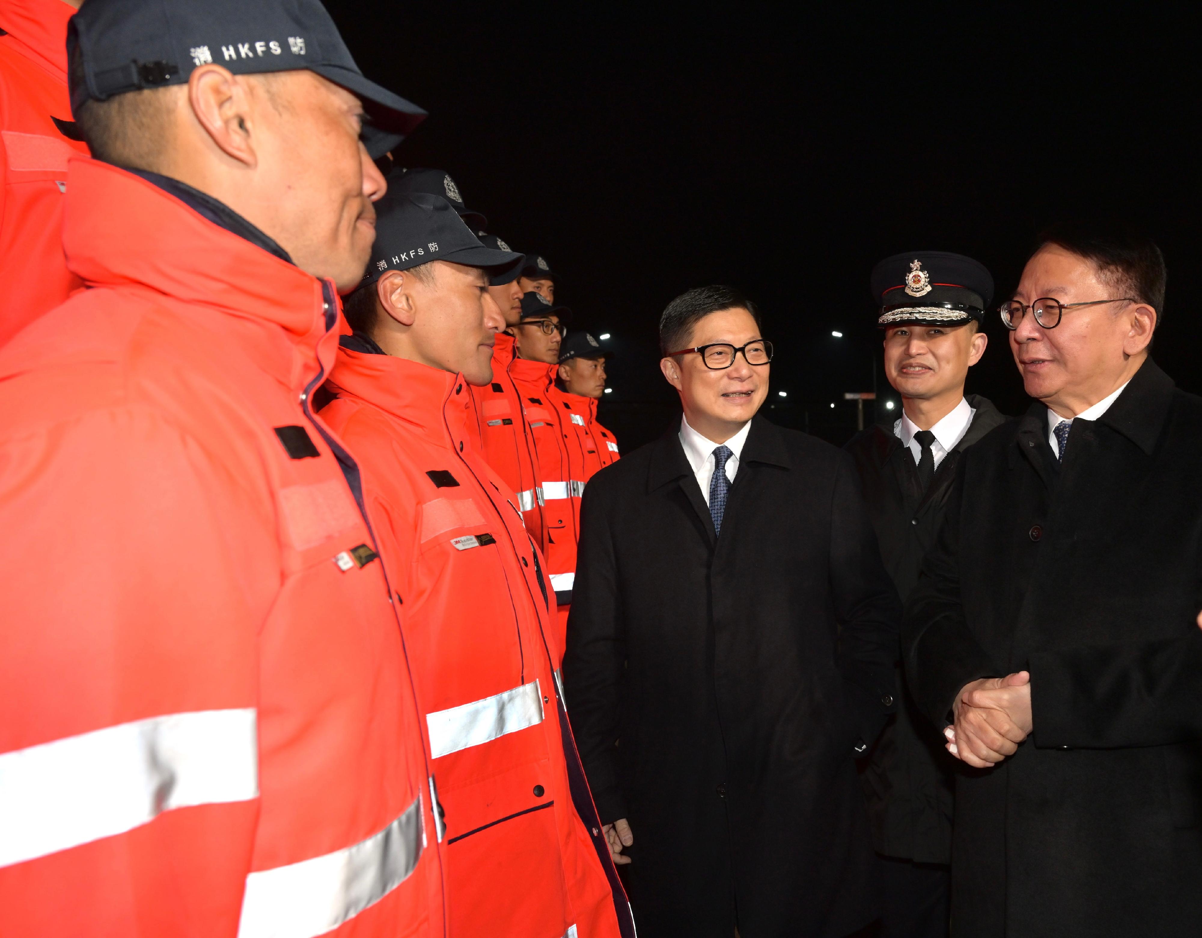 政務司司長陳國基今日（二月十七日）出席國家救援隊及香港特區救援隊歸國歡迎儀式。圖示陳國基（右一）在北京首都國際機場迎接國家救援隊與香港特區救援隊。