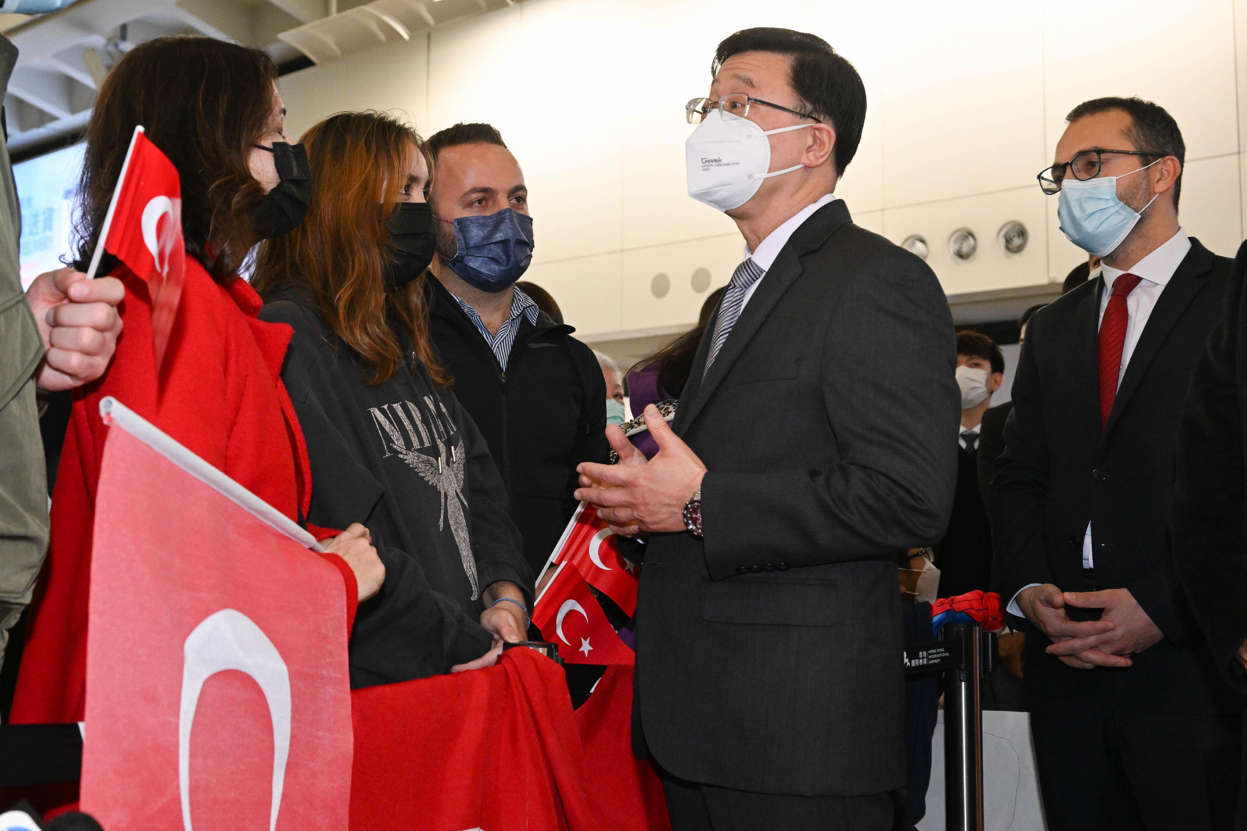 The Chief Executive, Mr John Lee, attended the Welcome Ceremony of the Hong Kong Special Administrative Region (HKSAR) Search and Rescue Team returning from Türkiye today (February 18). Photo shows Mr Lee (second right), accompanied by the Consul General of Türkiye in Hong Kong, Mr Peyami Kalyoncu (first right), talking with the Turkish guests before the ceremony.