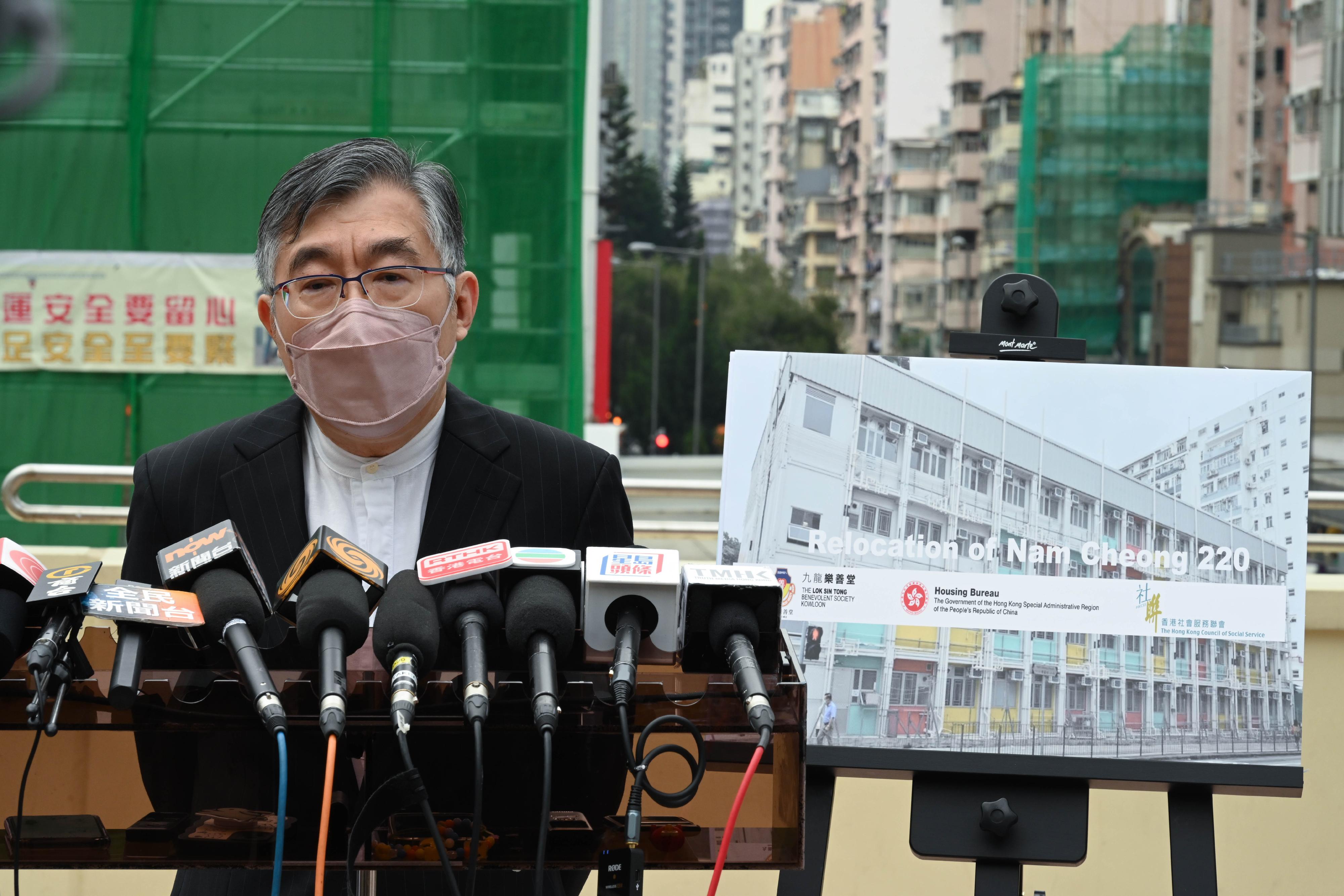 The relocation of Nam Cheong 220, the first transitional housing project in Hong Kong adopting the modular integrated construction approach, started today (February 18). Photo shows Project Director of the Task Force on Transitional Housing of the Housing Bureau Mr Chan Nap-ming giving a brief account of the project.