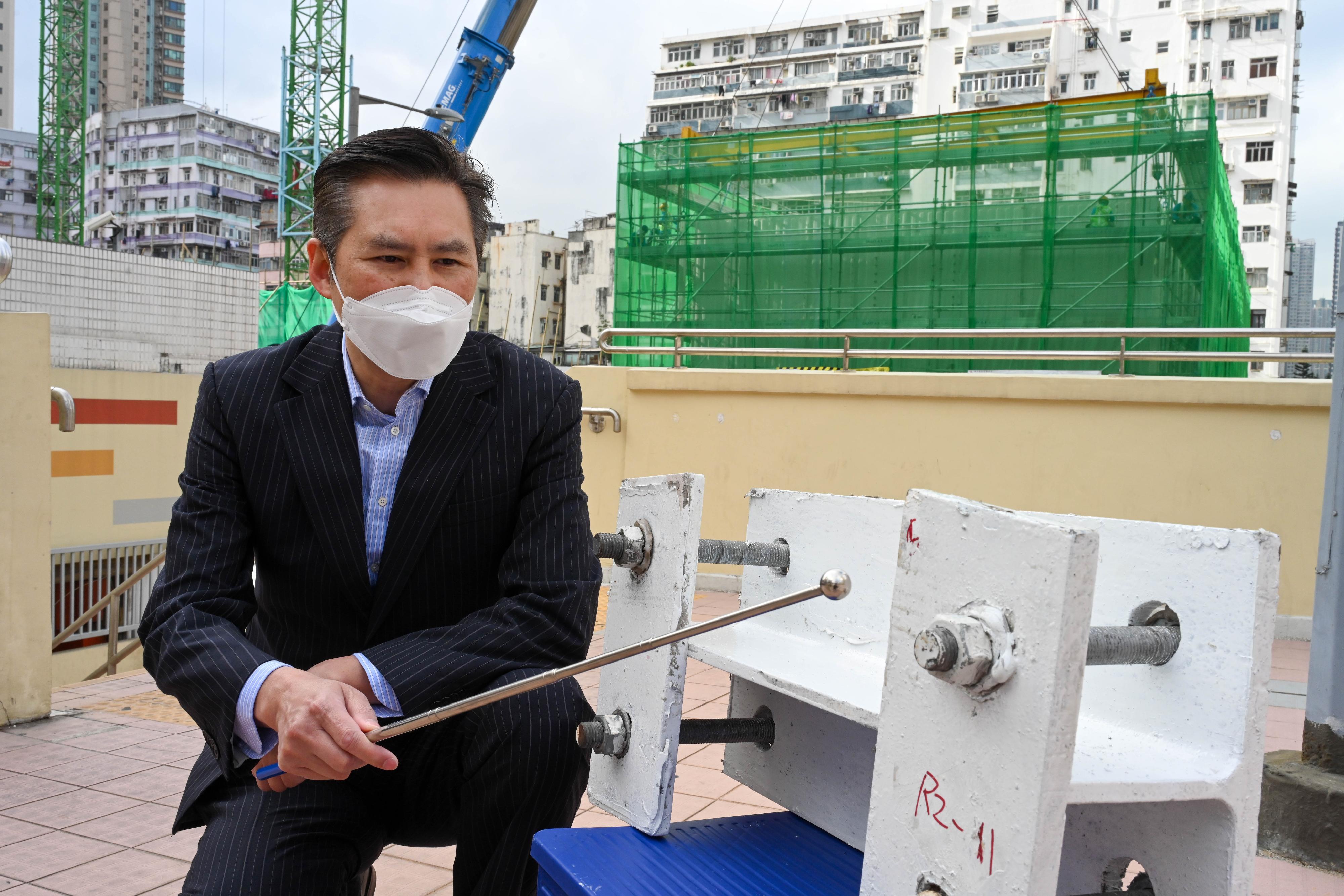 The relocation of Nam Cheong 220, the first transitional housing project in Hong Kong adopting the modular integrated construction (MiC) approach, started today (February 18). Photo shows the project’s registered structural engineer, Mr Wilson Cheung, demonstrating the MiC connection joint detail of the project.