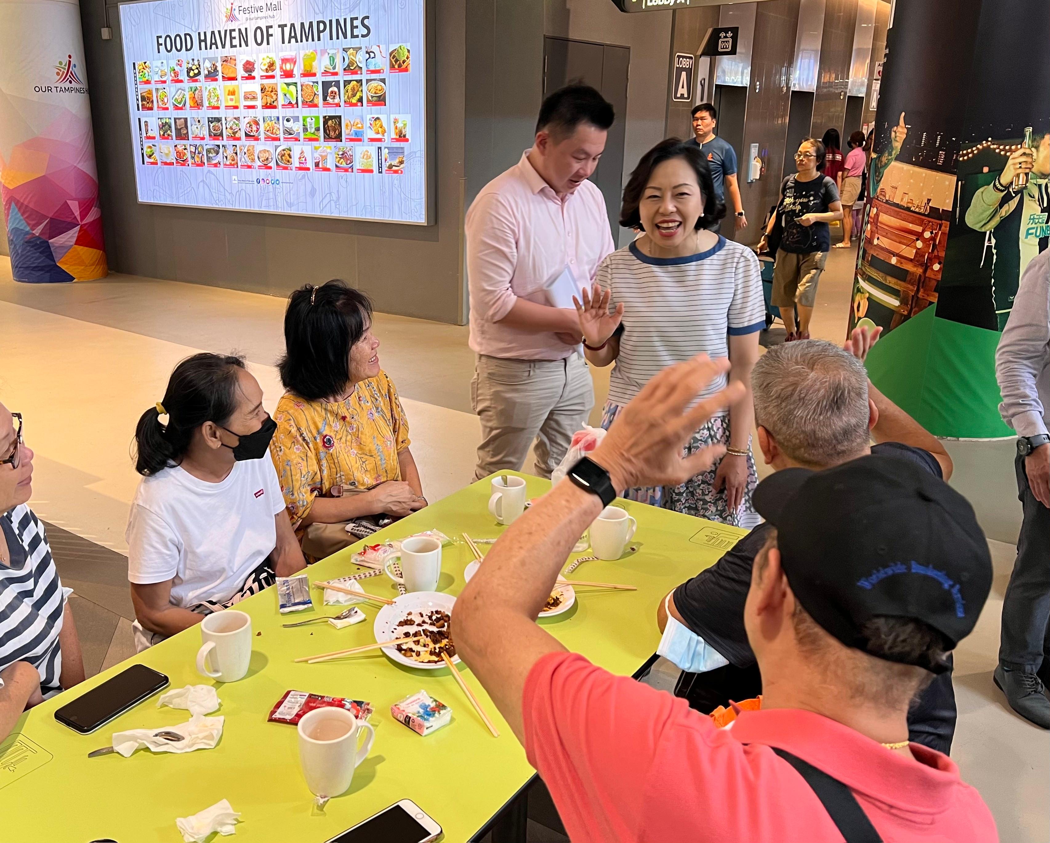 民政及青年事务局局长麦美娟（右三）今日（二月十八日）到访新加坡社区与休闲综合大楼淡滨尼天地，并与大楼内的市民交谈。