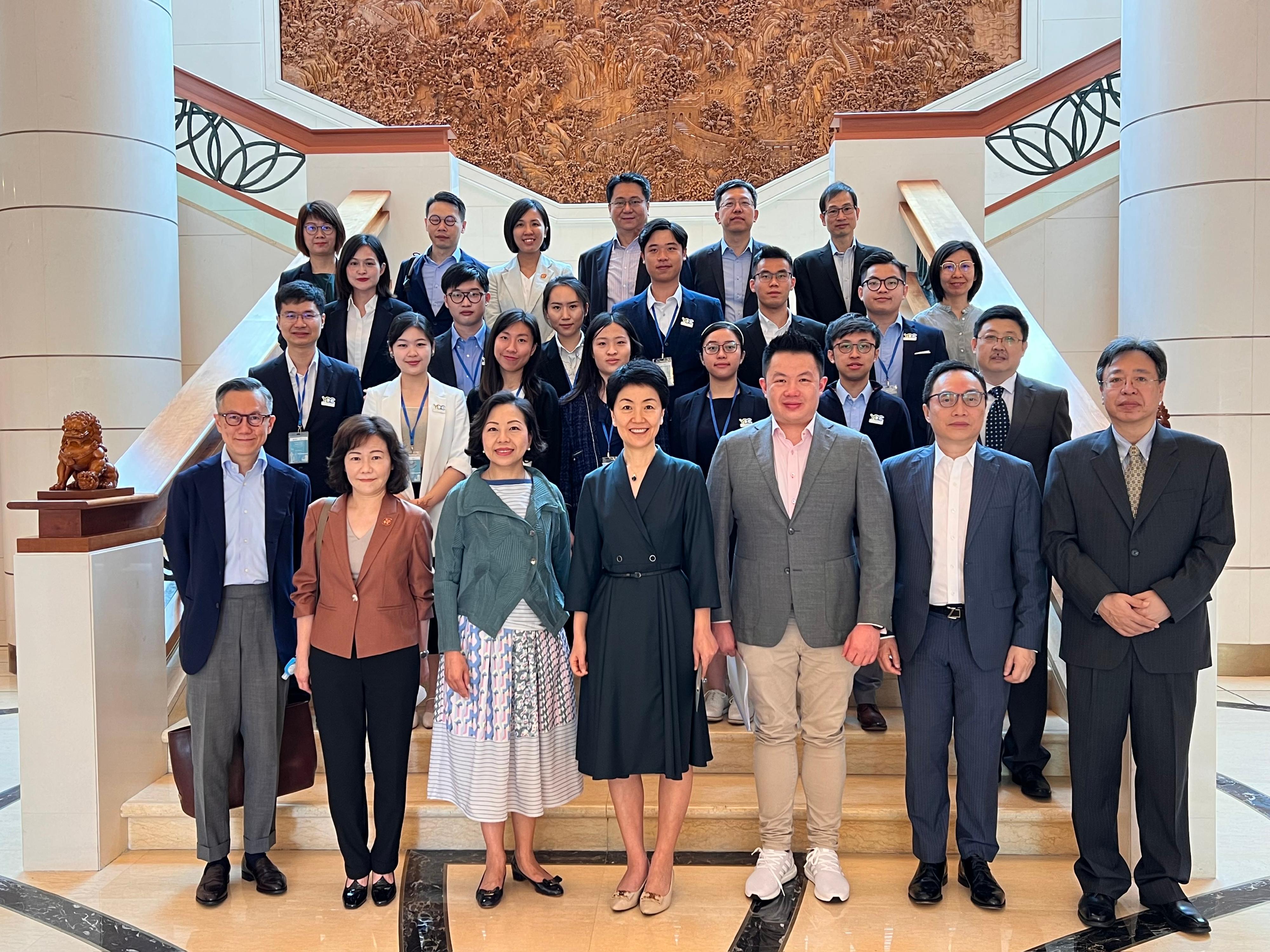 The Secretary for Home and Youth Affairs, Miss Alice Mak, today (February 18) paid a visit to the Embassy of the People's Republic of China in the Republic of Singapore and met with the Chinese Ambassador to Singapore, Ms Sun Haiyan. Photo shows Miss Mak (first row, third left); the Director of Home Affairs, Mrs Alice Cheung (first row, second left); the Vice-Chairman of the Youth Development Commission, Mr Kenneth Leung (first row, third right), and Ms Sun (first row, centre) at the Embassy.
