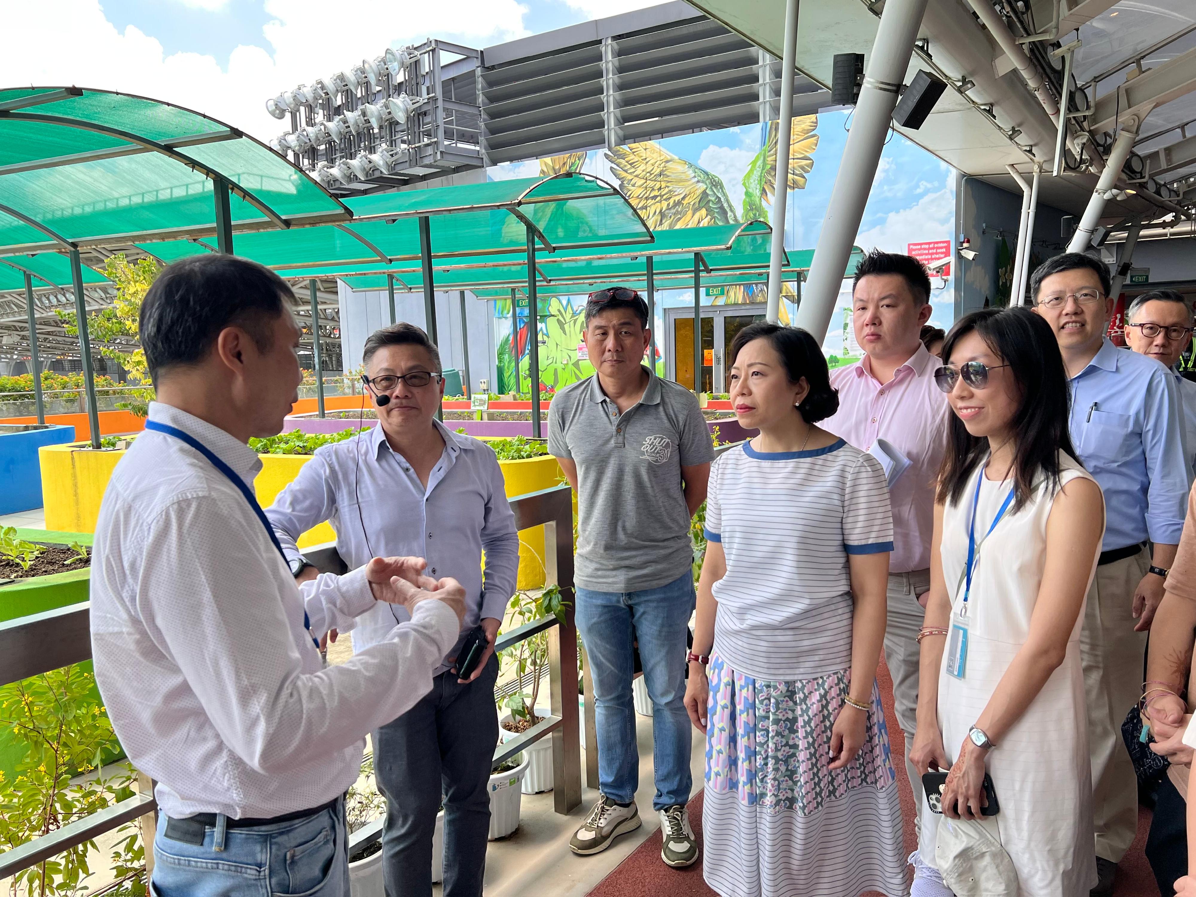 The Secretary for Home and Youth Affairs, Miss Alice Mak, today (February 18) visited Our Tampines Hub, a community and leisure complex in Singapore. Photos shows Miss Mak (fourth left) and the Vice-Chairman of the Youth Development Commission, Mr Kenneth Leung (fifth left), touring the facilities of the complex.