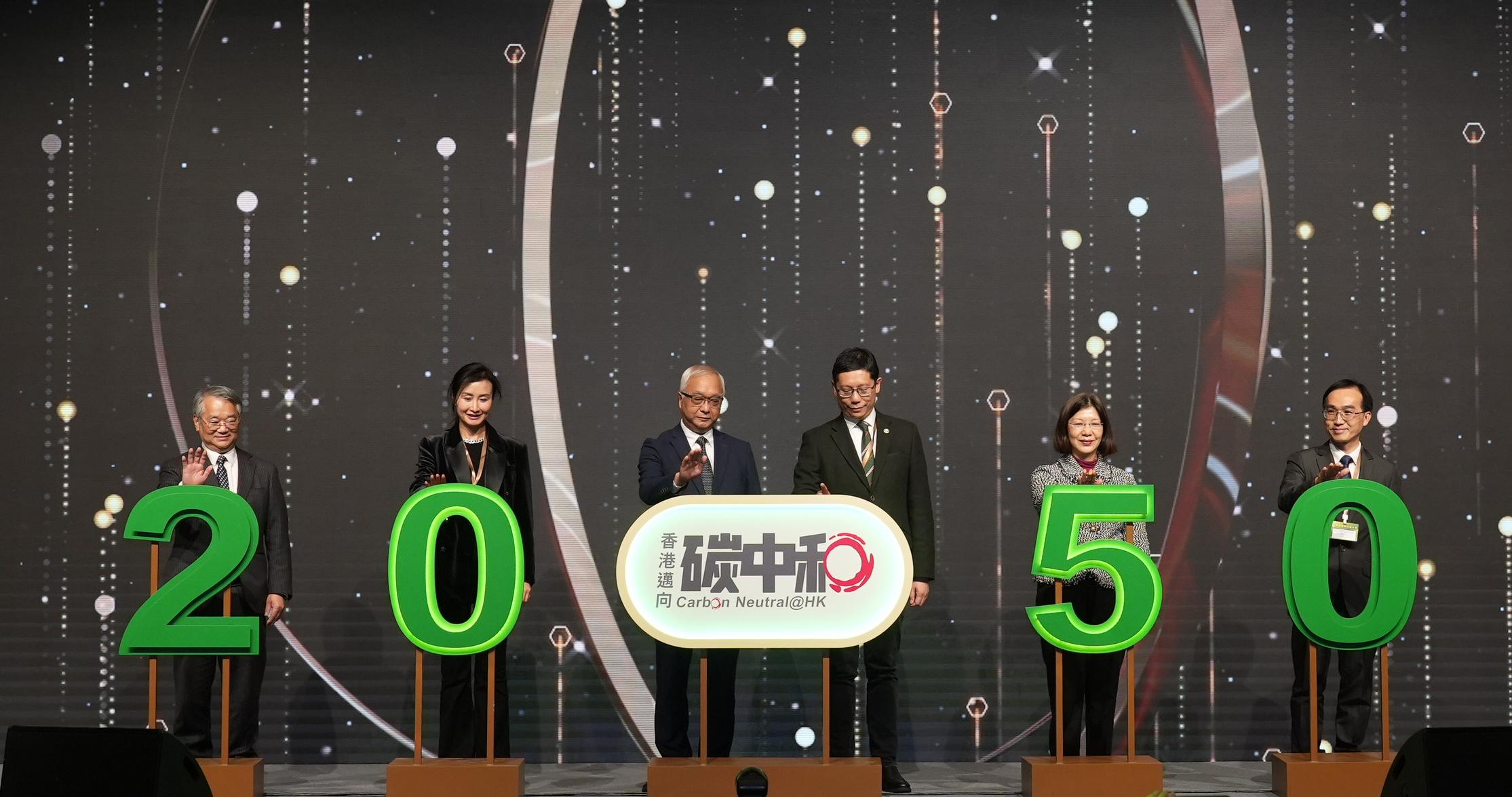 The Secretary for Environment and Ecology, Mr Tse Chin-wan, attended the 2021 Hong Kong Awards for Environmental Excellence and Hong Kong Green Organisation Certification Presentation Ceremony at the Hong Kong Convention and Exhibition Centre today (February 20). Mr Tse (third left) is pictured with the Chairman of the Environmental Campaign Committee, Professor Simon Wong (third right) and other guests, officiating at the kick-off ceremony.