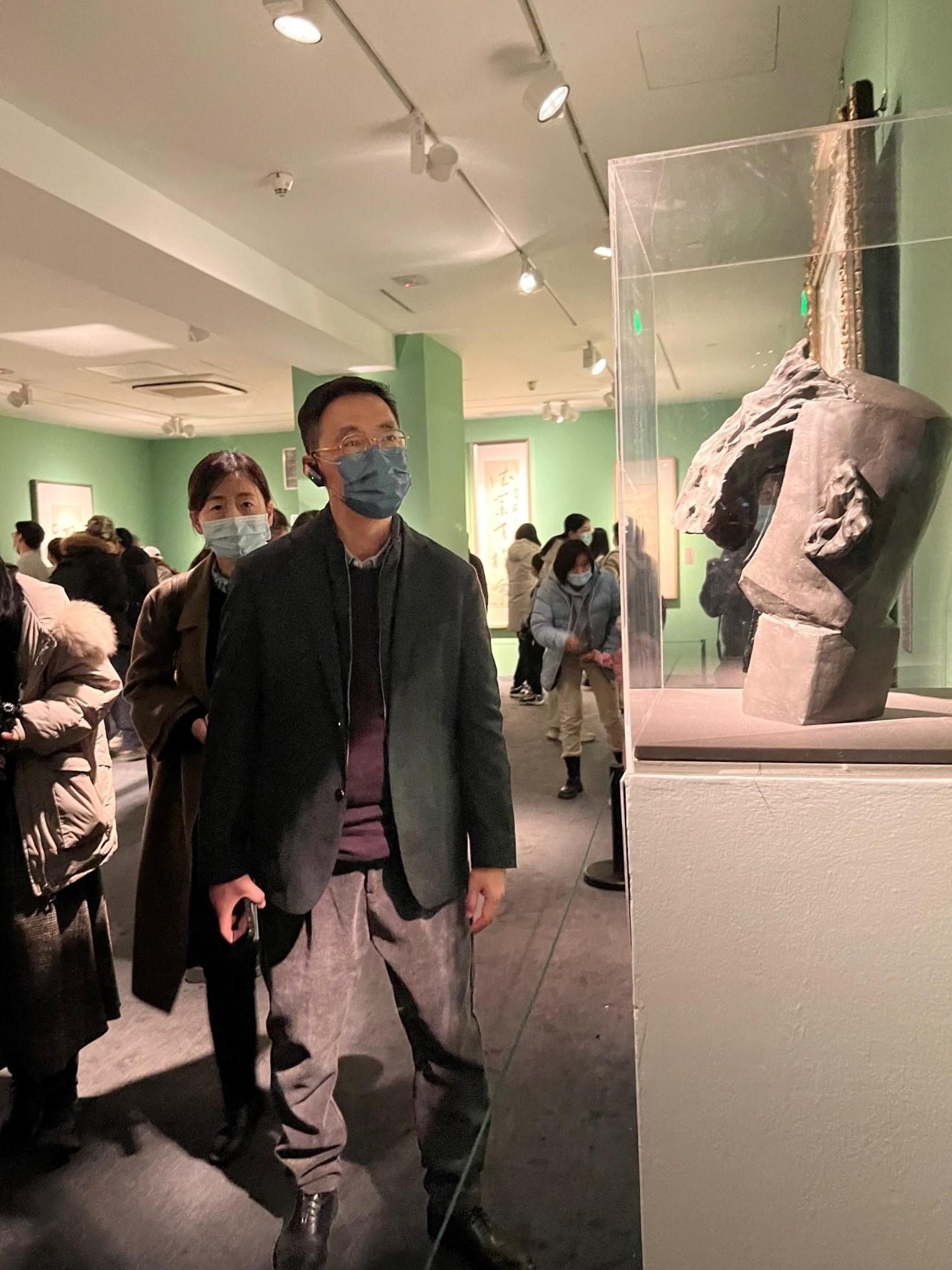 文化體育及旅遊局局長楊潤雄（右）昨日（二月十九日）參觀北京中國美術館。