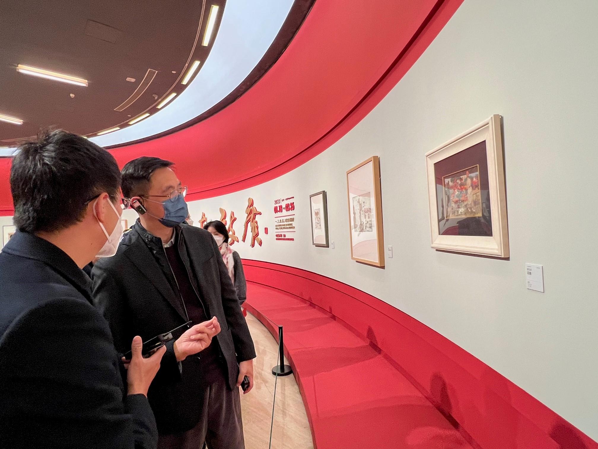 The Secretary for Culture, Sports and Tourism, Mr Kevin Yeung (right), yesterday (February 19) visited the National Art Museum of China in Beijing. 